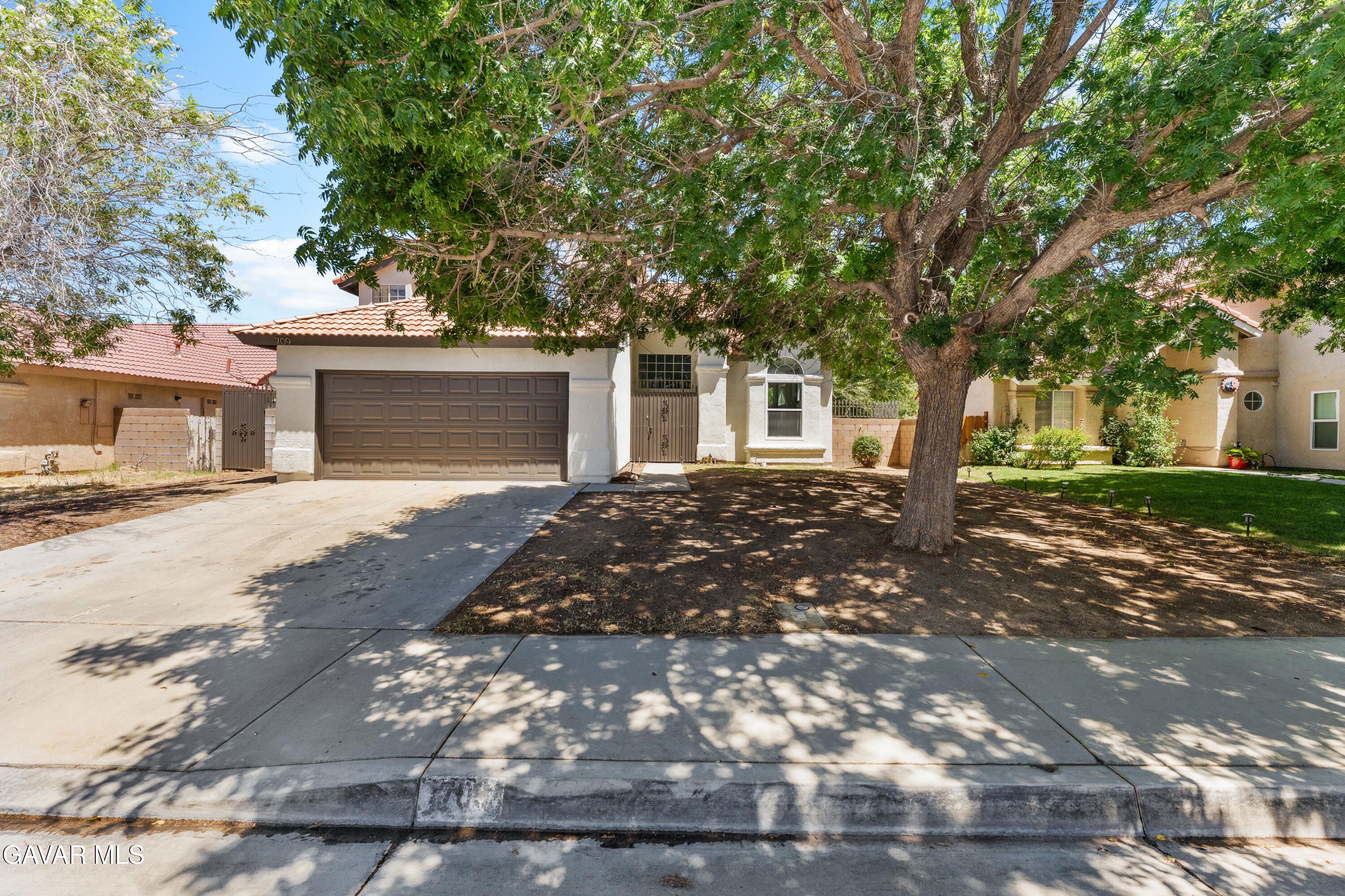 709 E Whitlatch Drive Property Photo 3