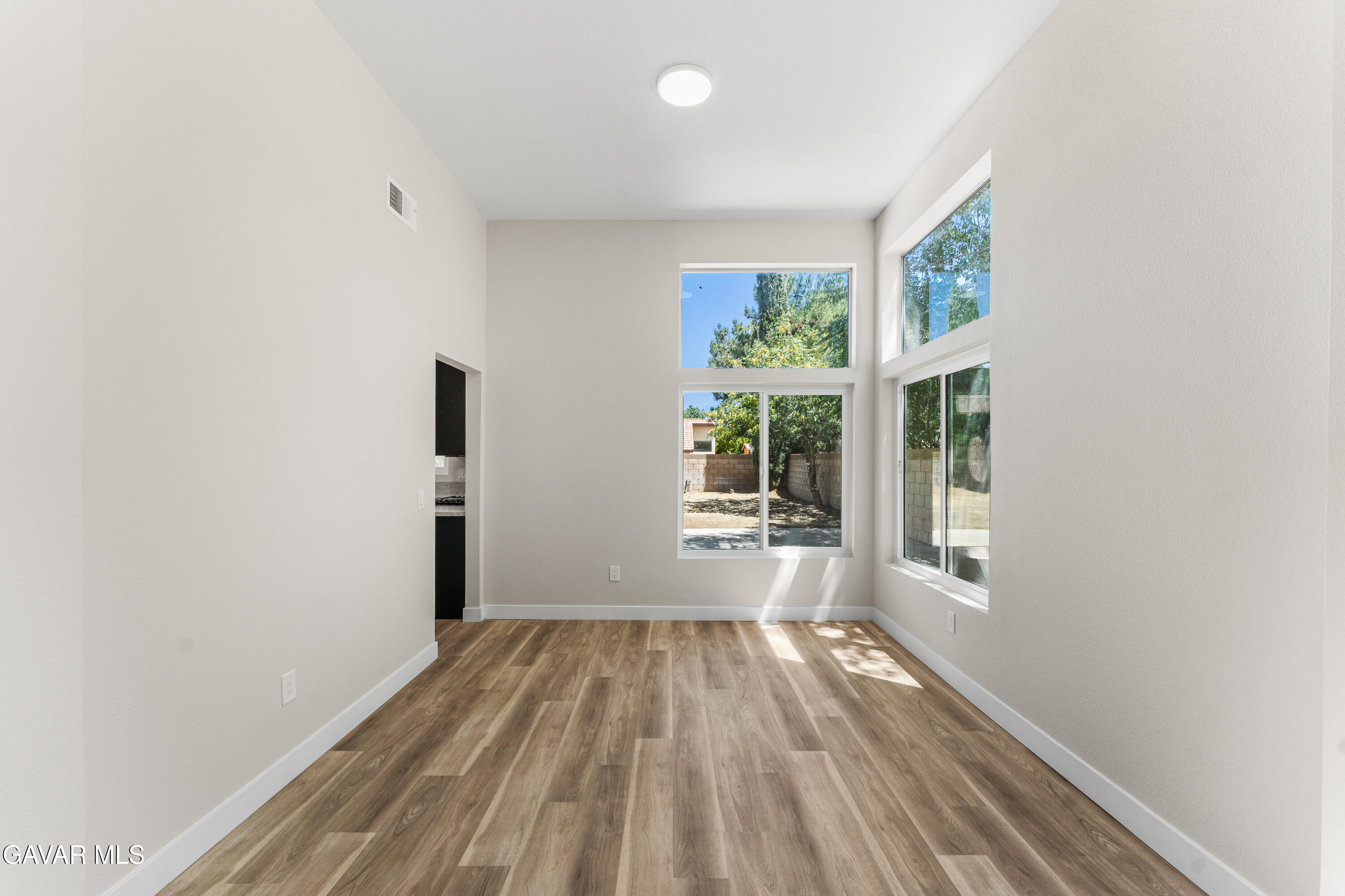 709 E Whitlatch Drive Property Photo 8