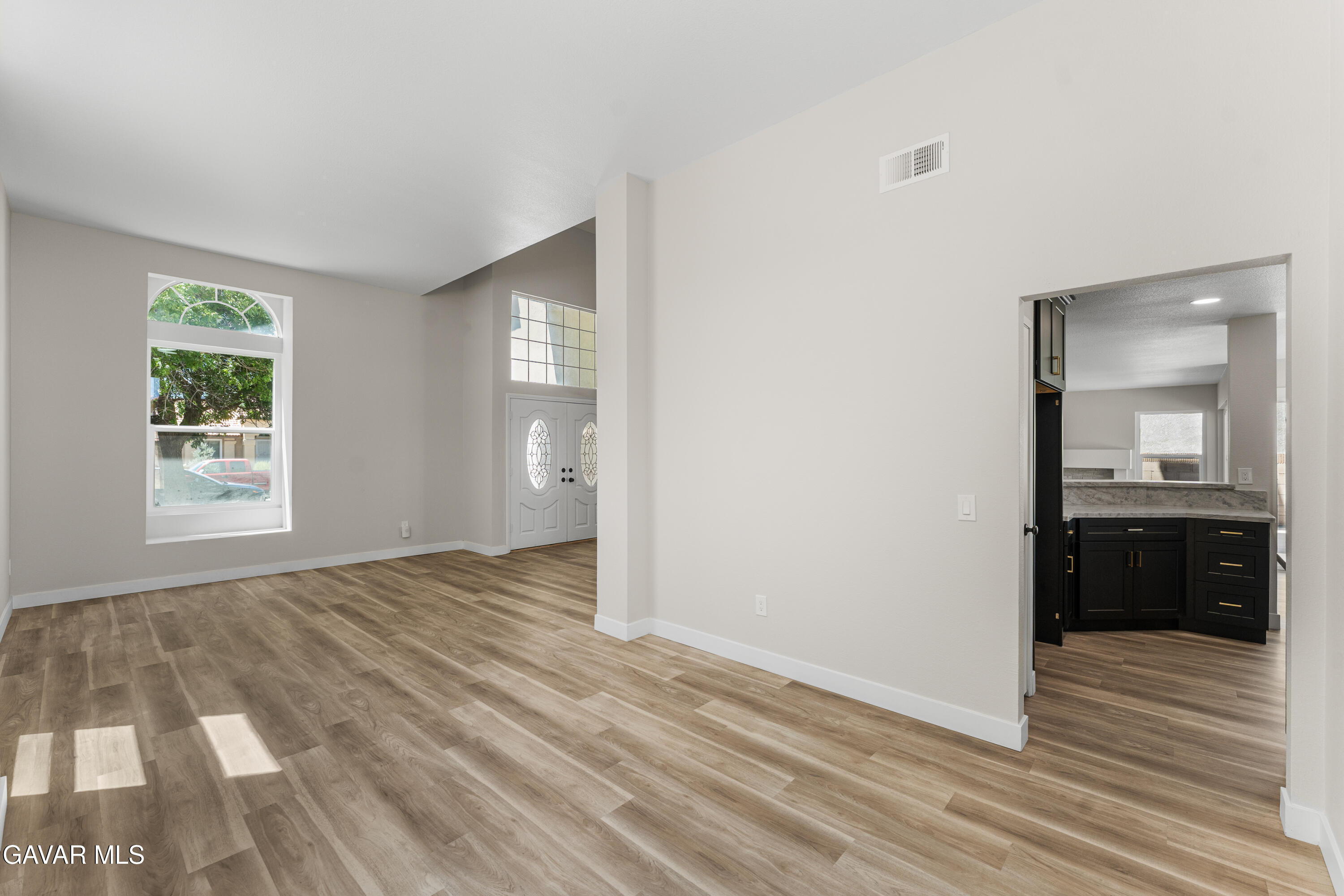 709 E Whitlatch Drive Property Photo 10