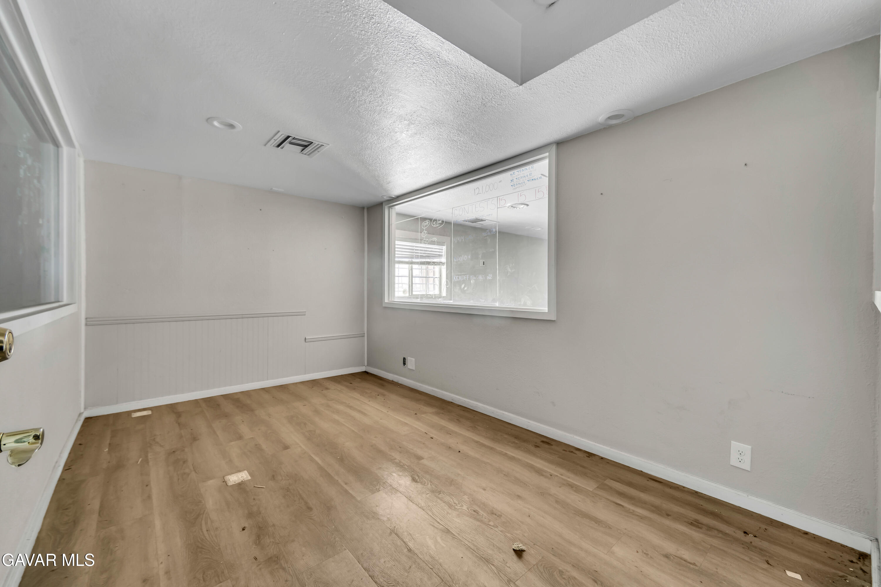 40420 W 10th Street Property Photo 11