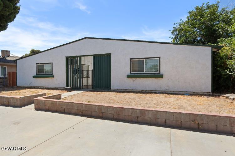 400 E Lancaster Boulevard Property Photo 1