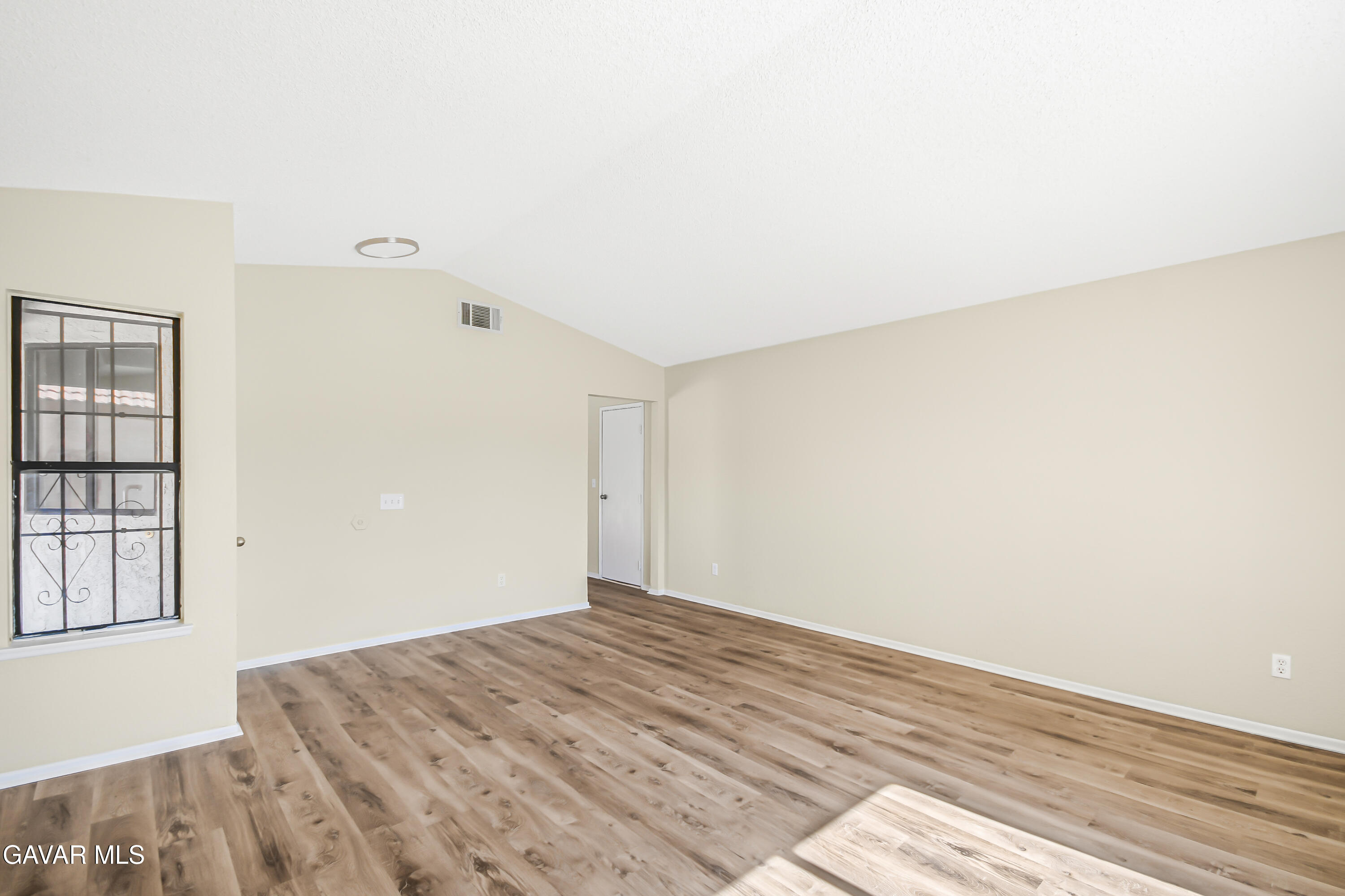 37456 Lilacview Avenue Property Photo 8