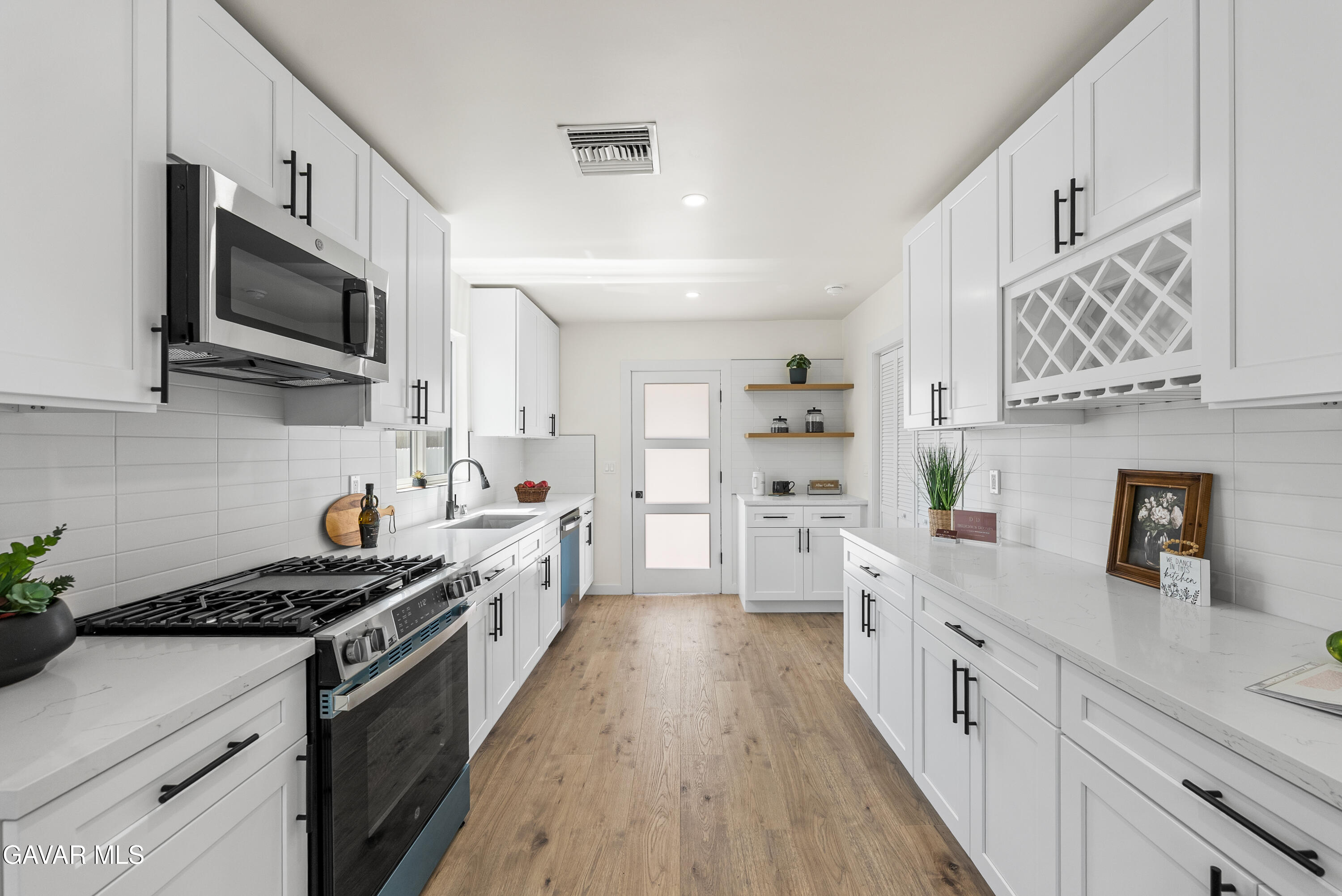 9753 Mercedes Avenue Property Photo 16