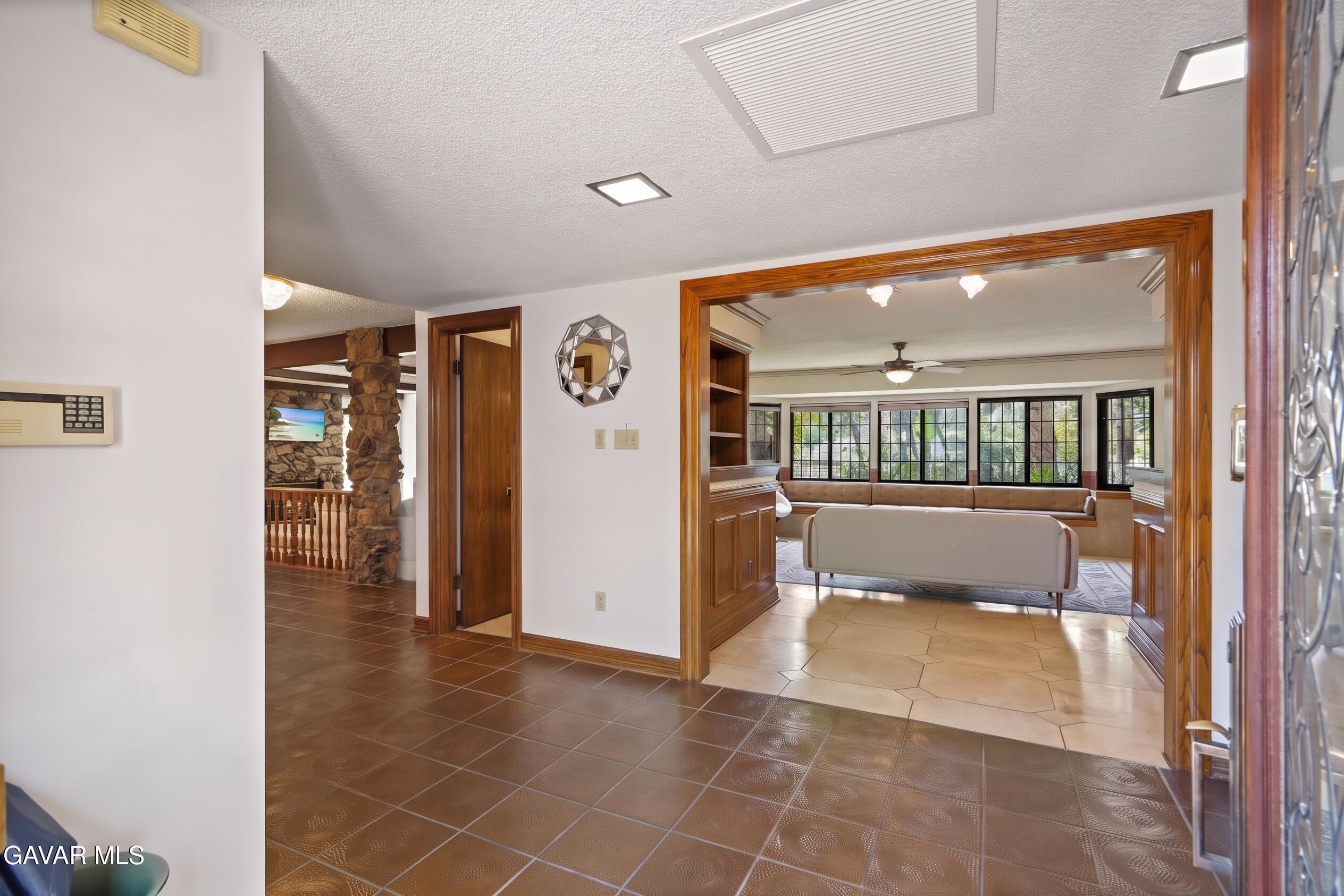10307 Donna Avenue Property Photo 4