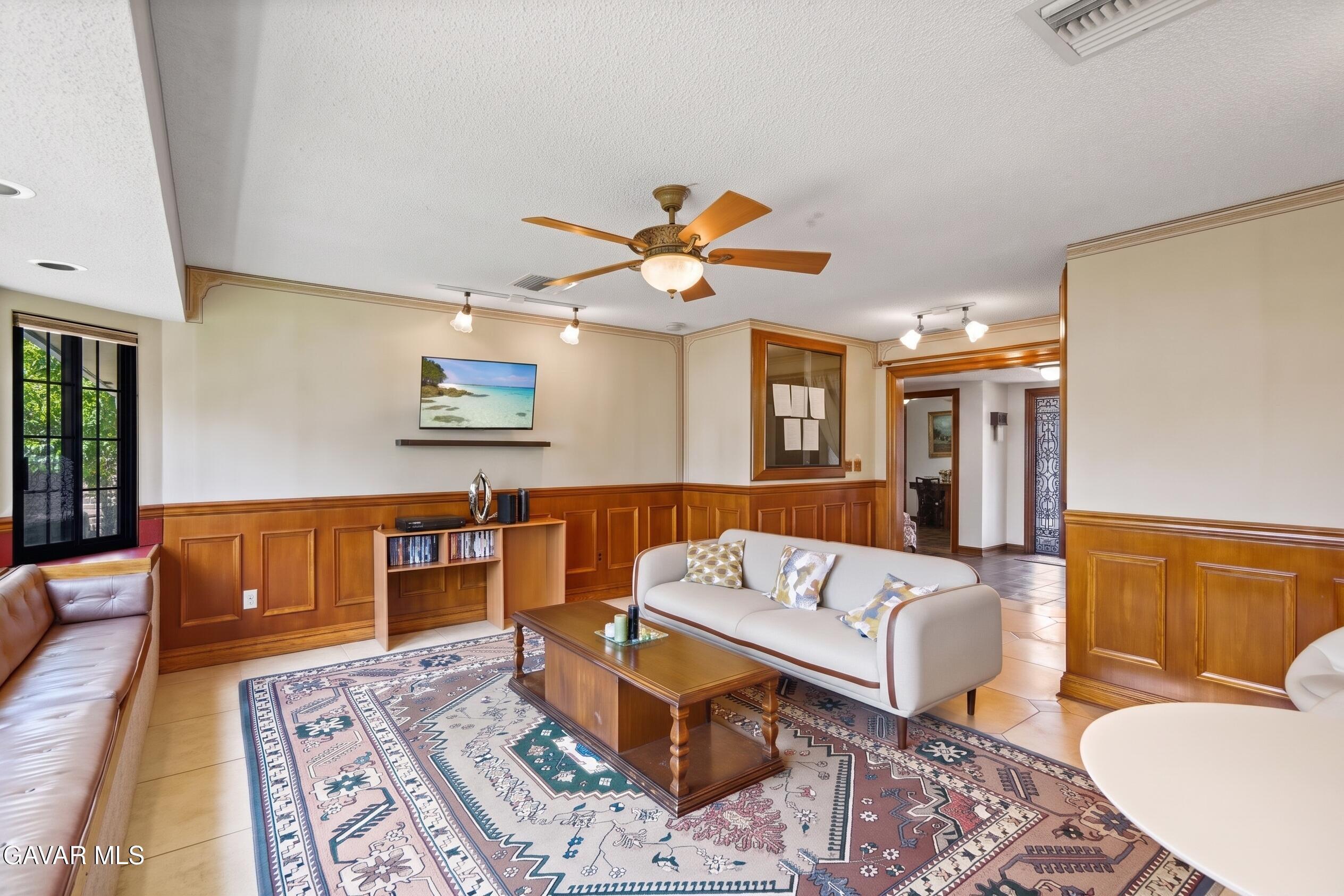 10307 Donna Avenue Property Photo 6