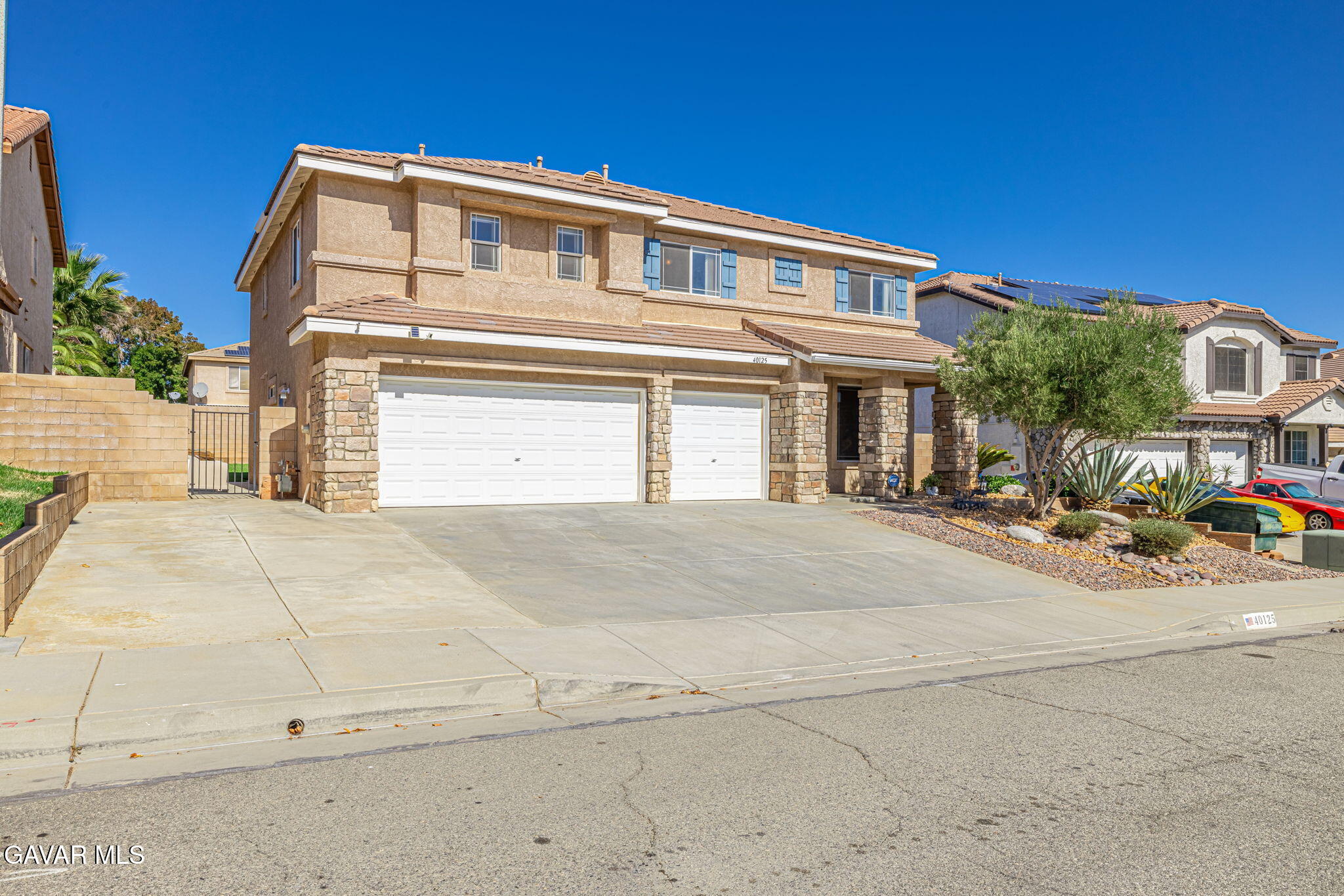 40125 Watford Way Property Photo 2