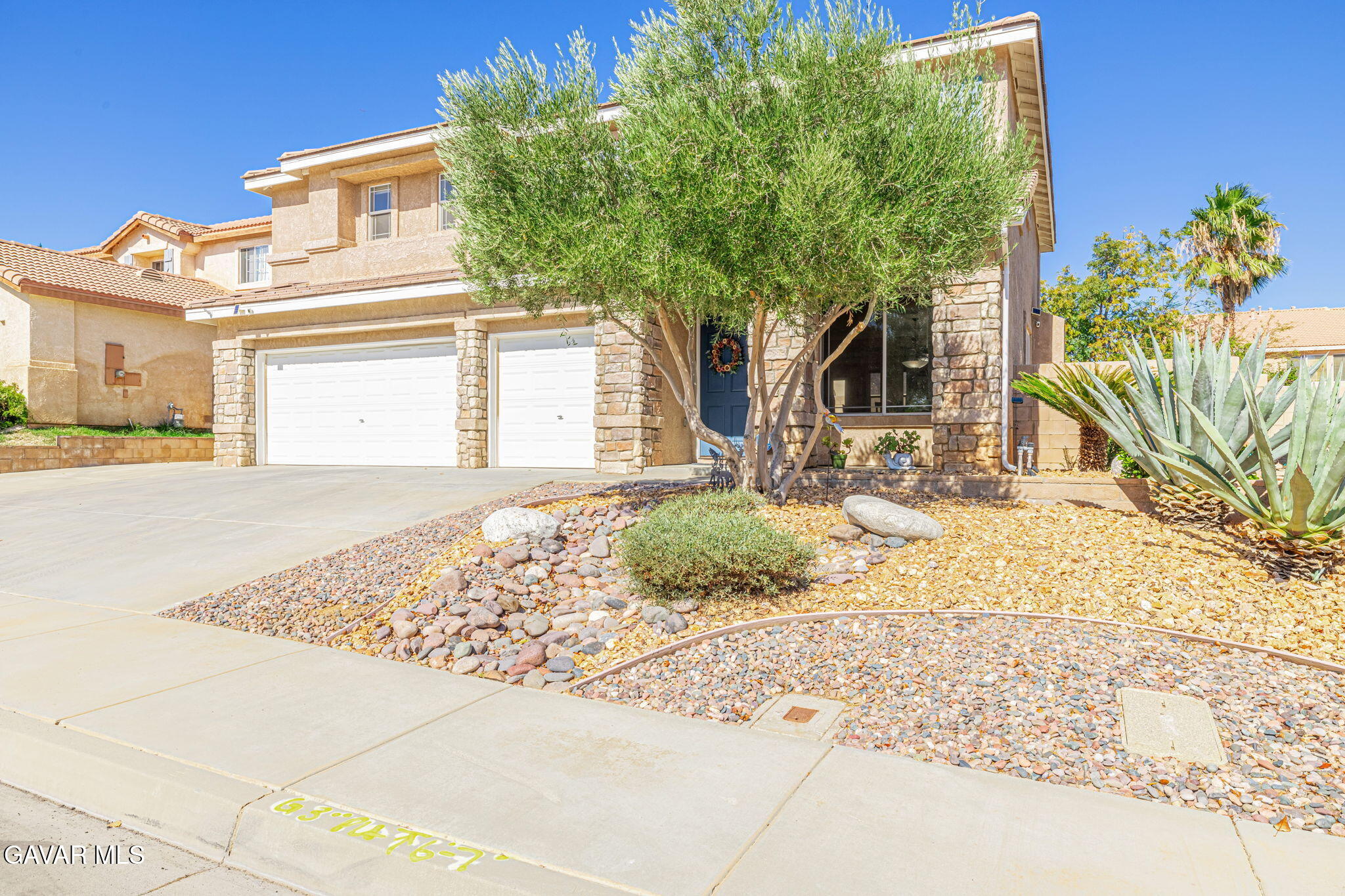 40125 Watford Way Property Photo 3