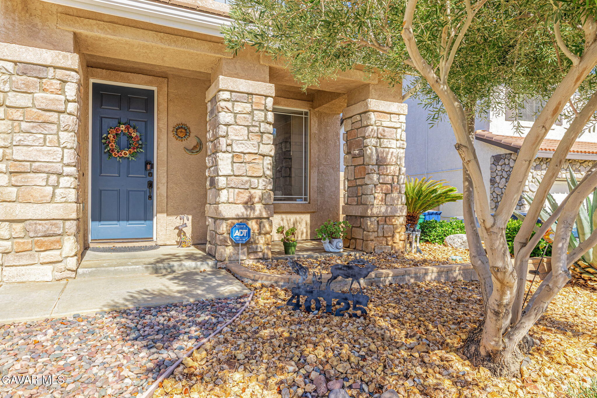 40125 Watford Way Property Photo 4