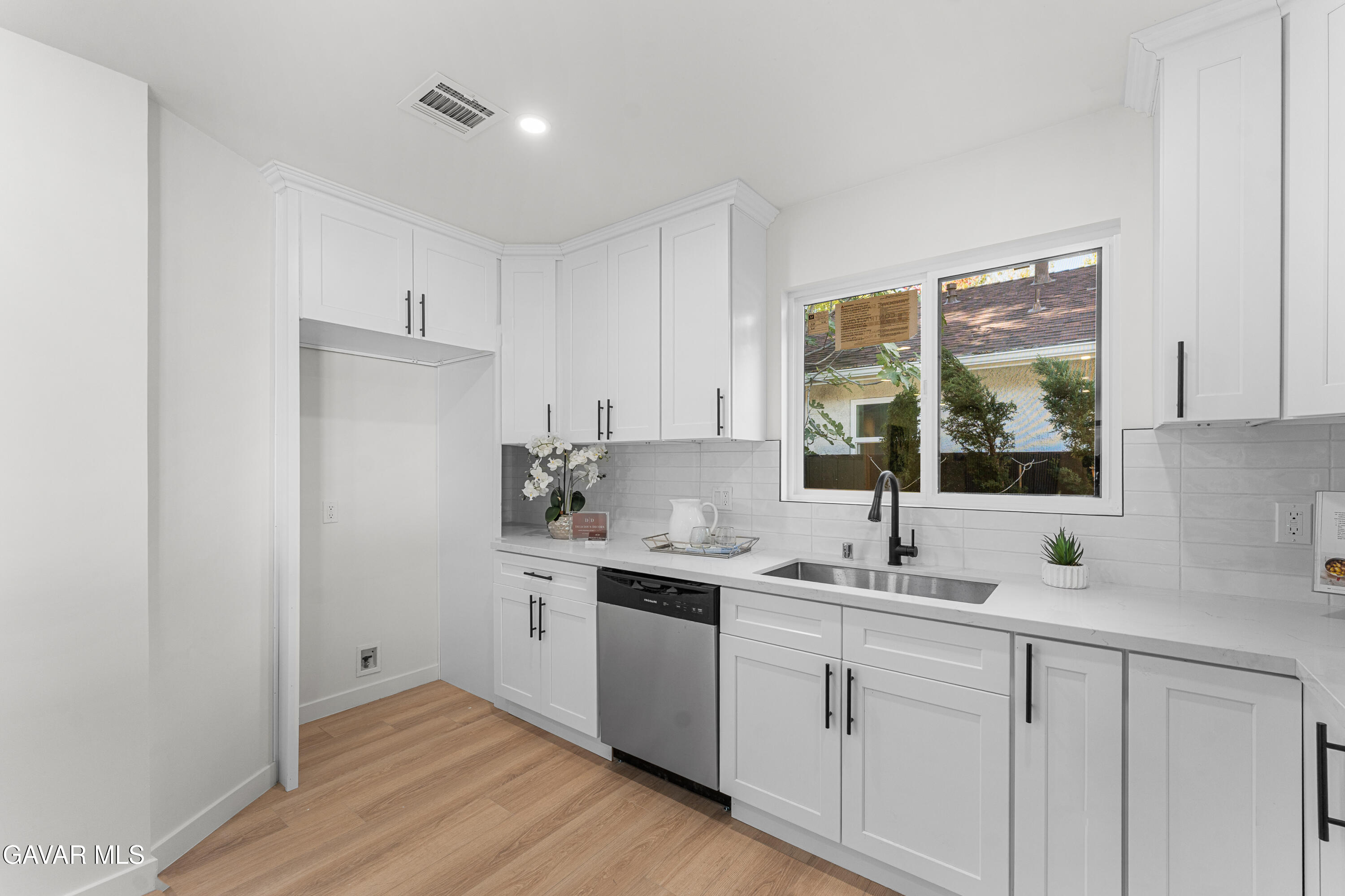 16043 Tuba Street Property Photo 21