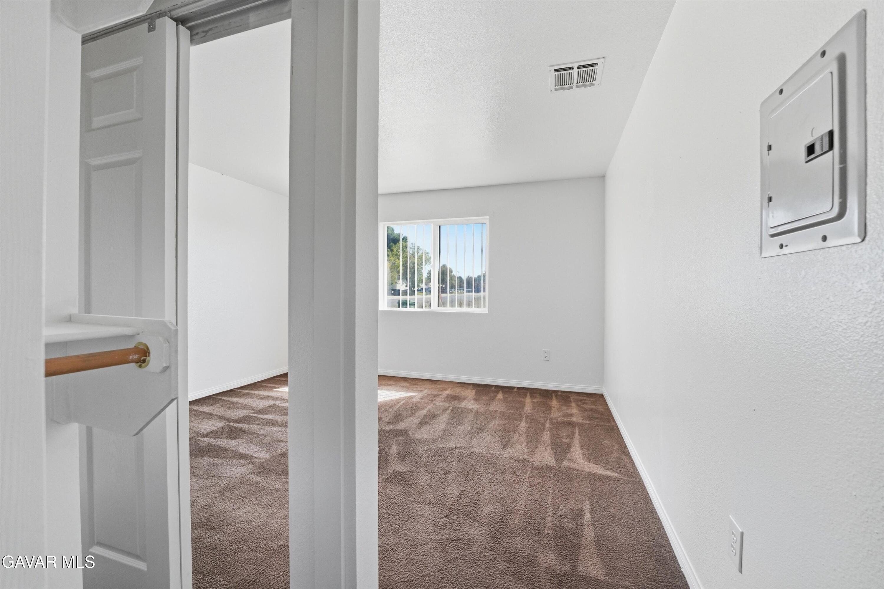 45019 N Division Street Property Photo 10