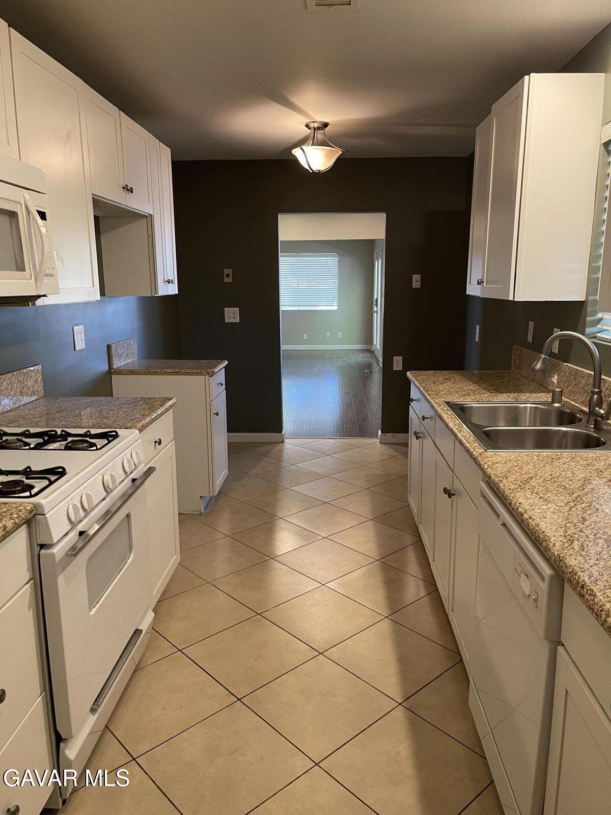 38847 Foxholm Drive Property Photo 4