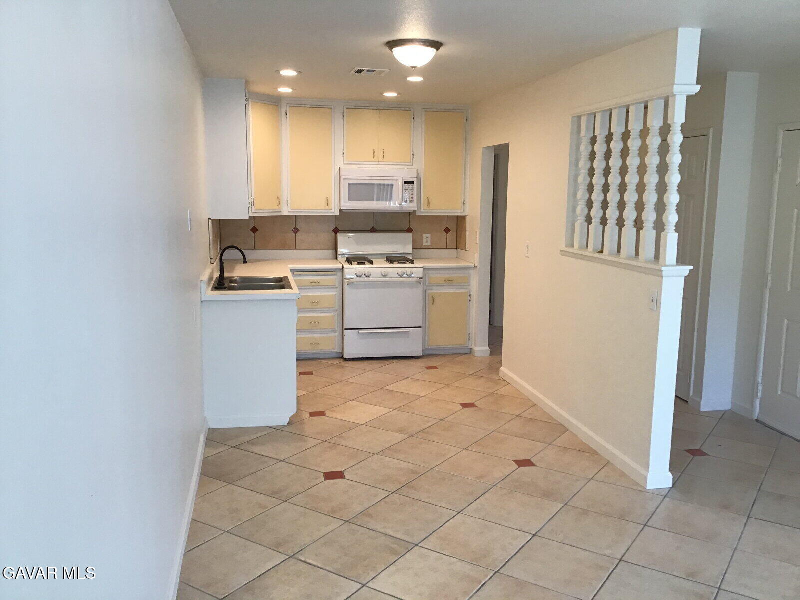 413 E Avenue H14 Property Photo 2