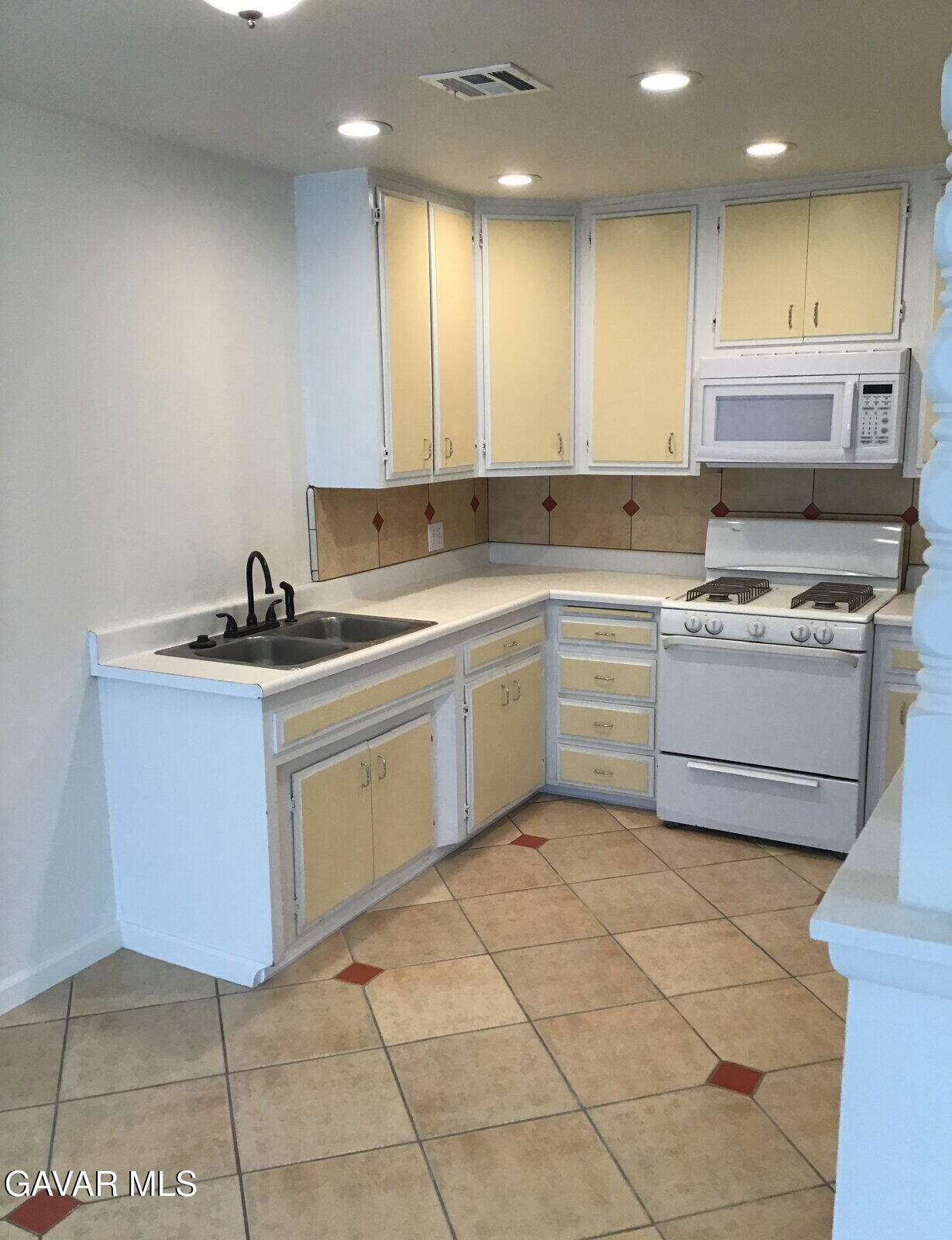 413 E Avenue H14 Property Photo 3