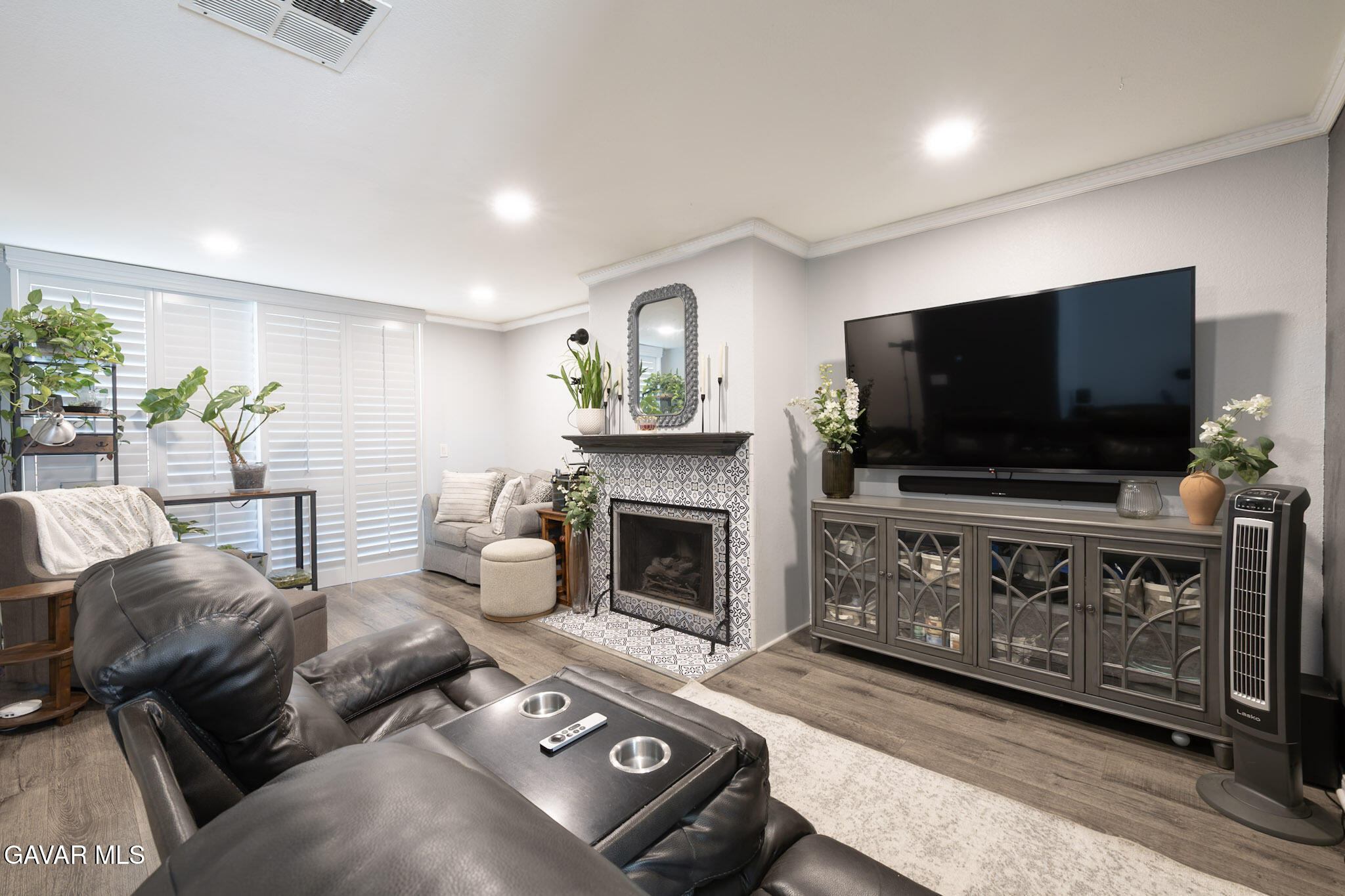 9933 Independence, Unit B Property Photo 3