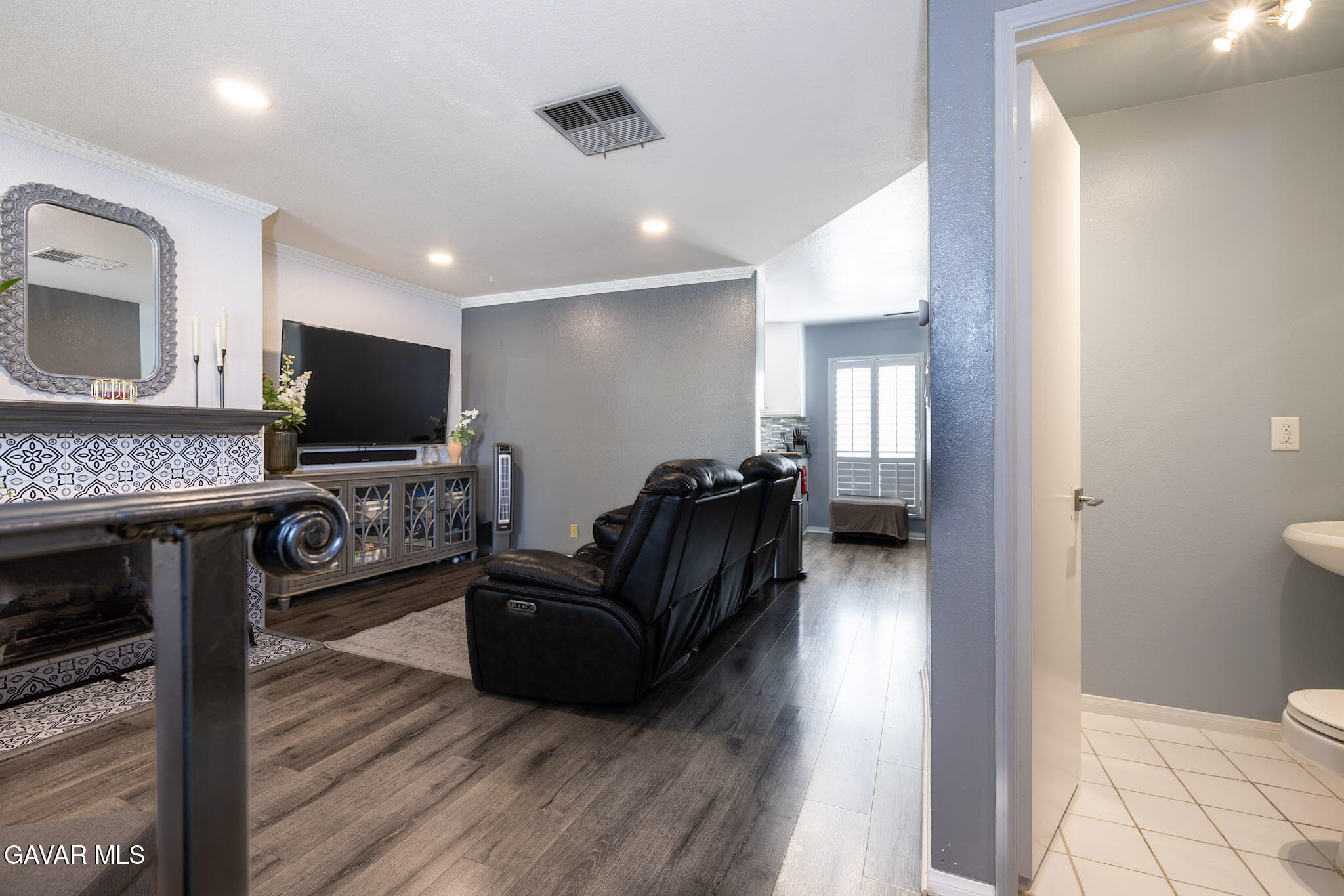 9933 Independence, Unit B Property Photo 4
