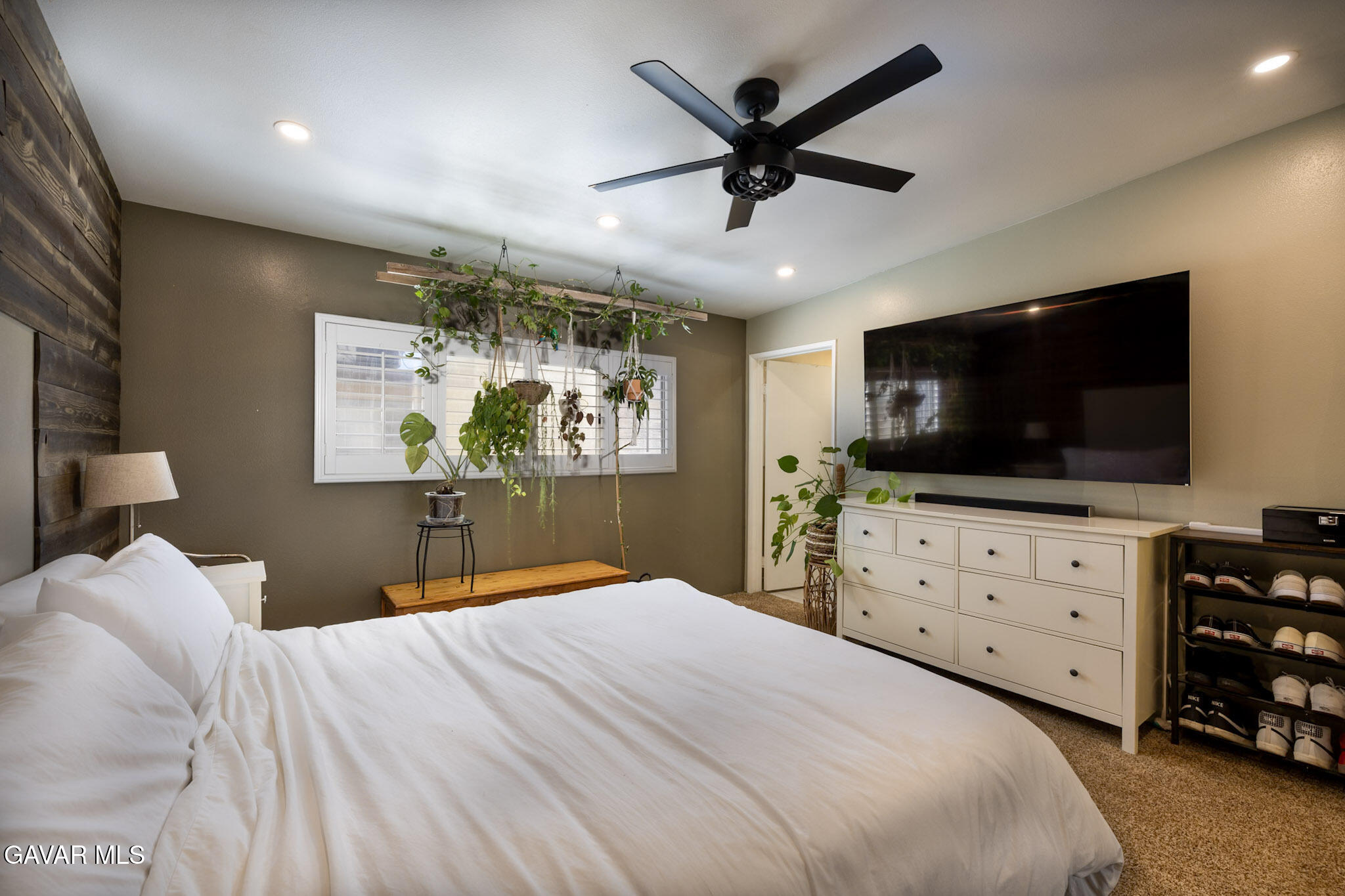 9933 Independence, Unit B Property Photo 15
