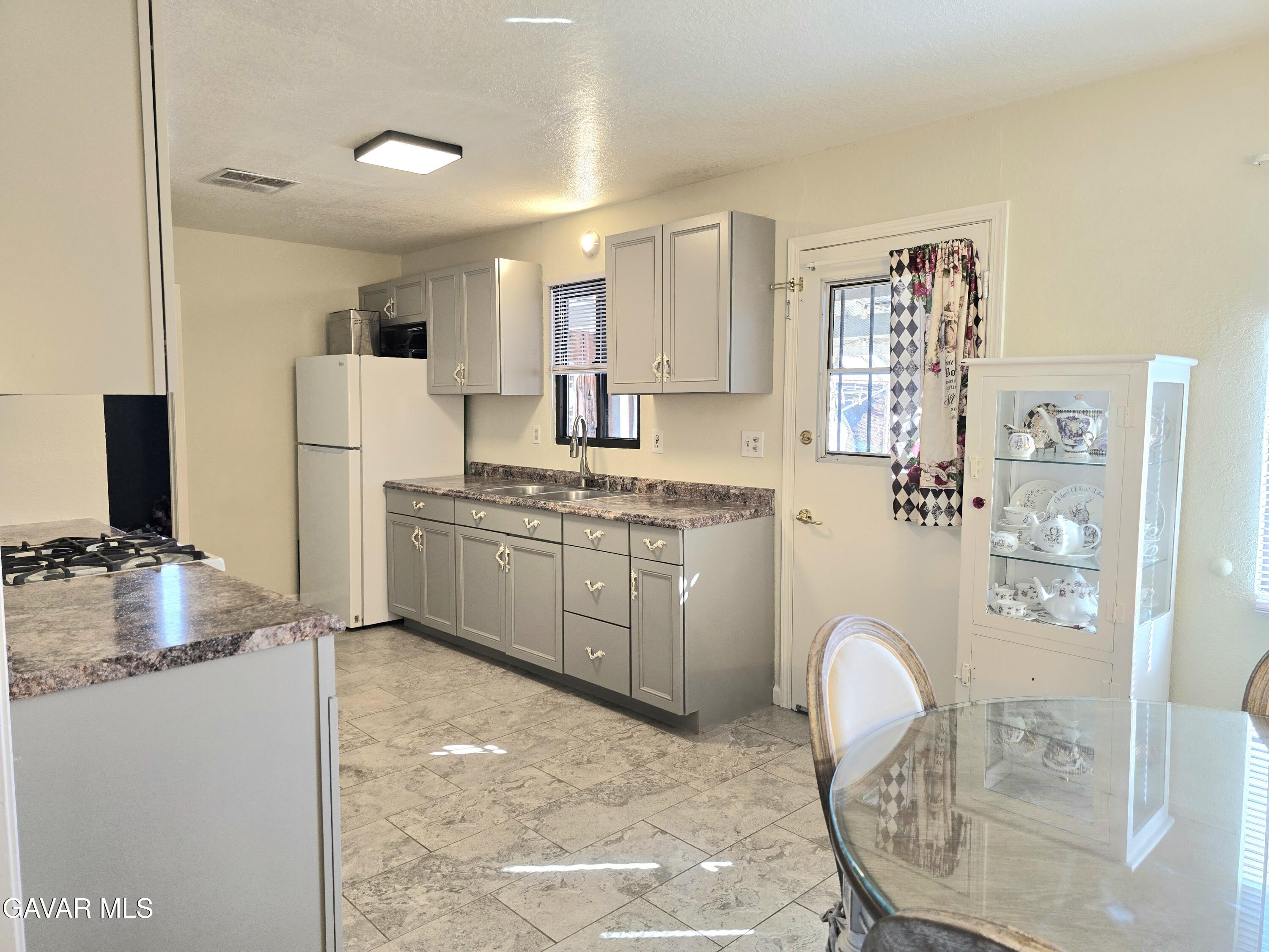 12568 Esther Street Property Photo 5
