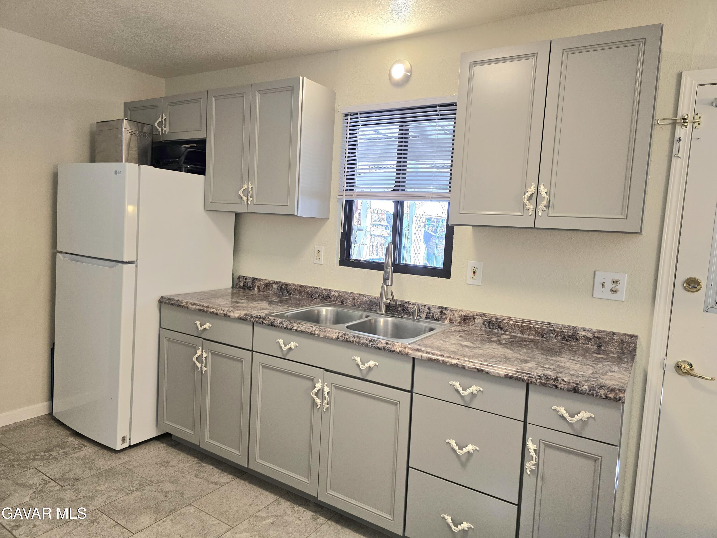 12568 Esther Street Property Photo 6