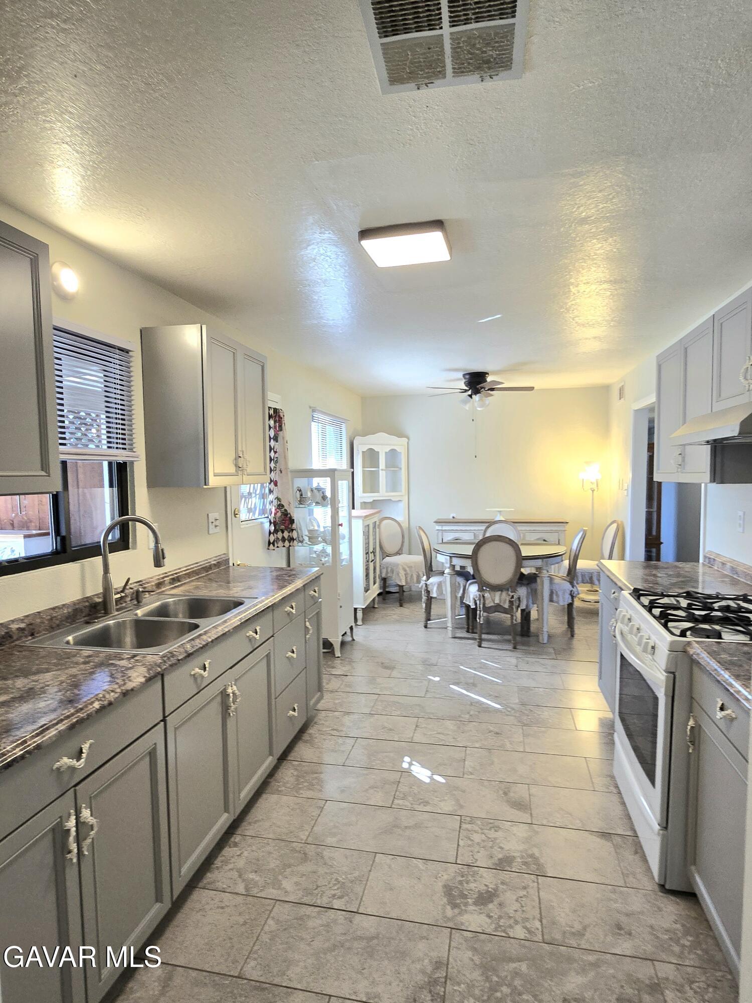 12568 Esther Street Property Photo 8