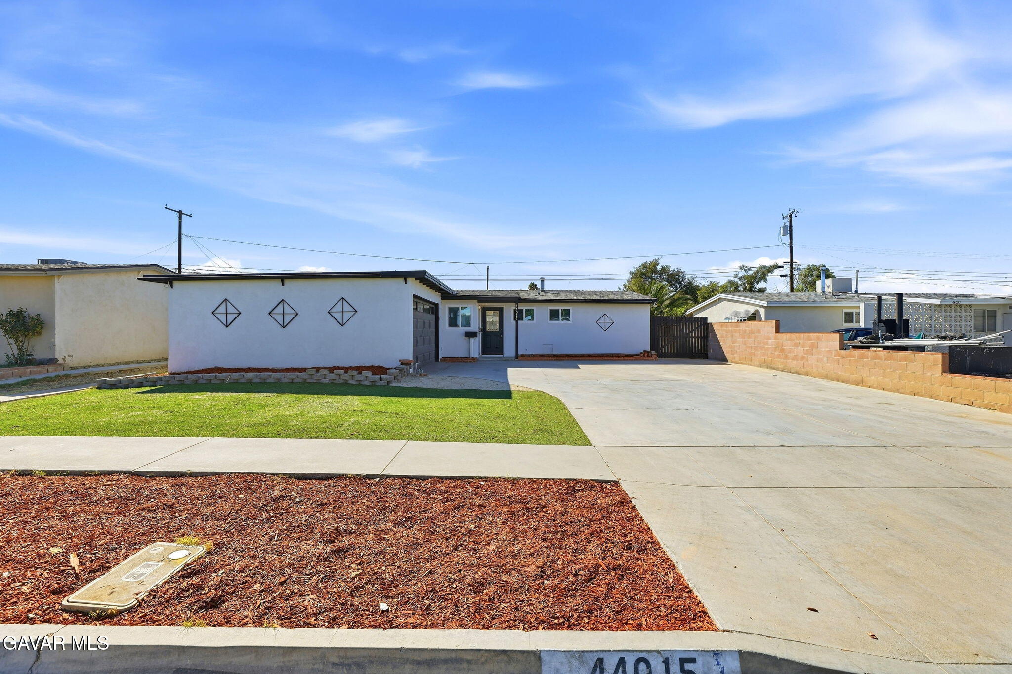 44015 3rd Street Property Photo 4