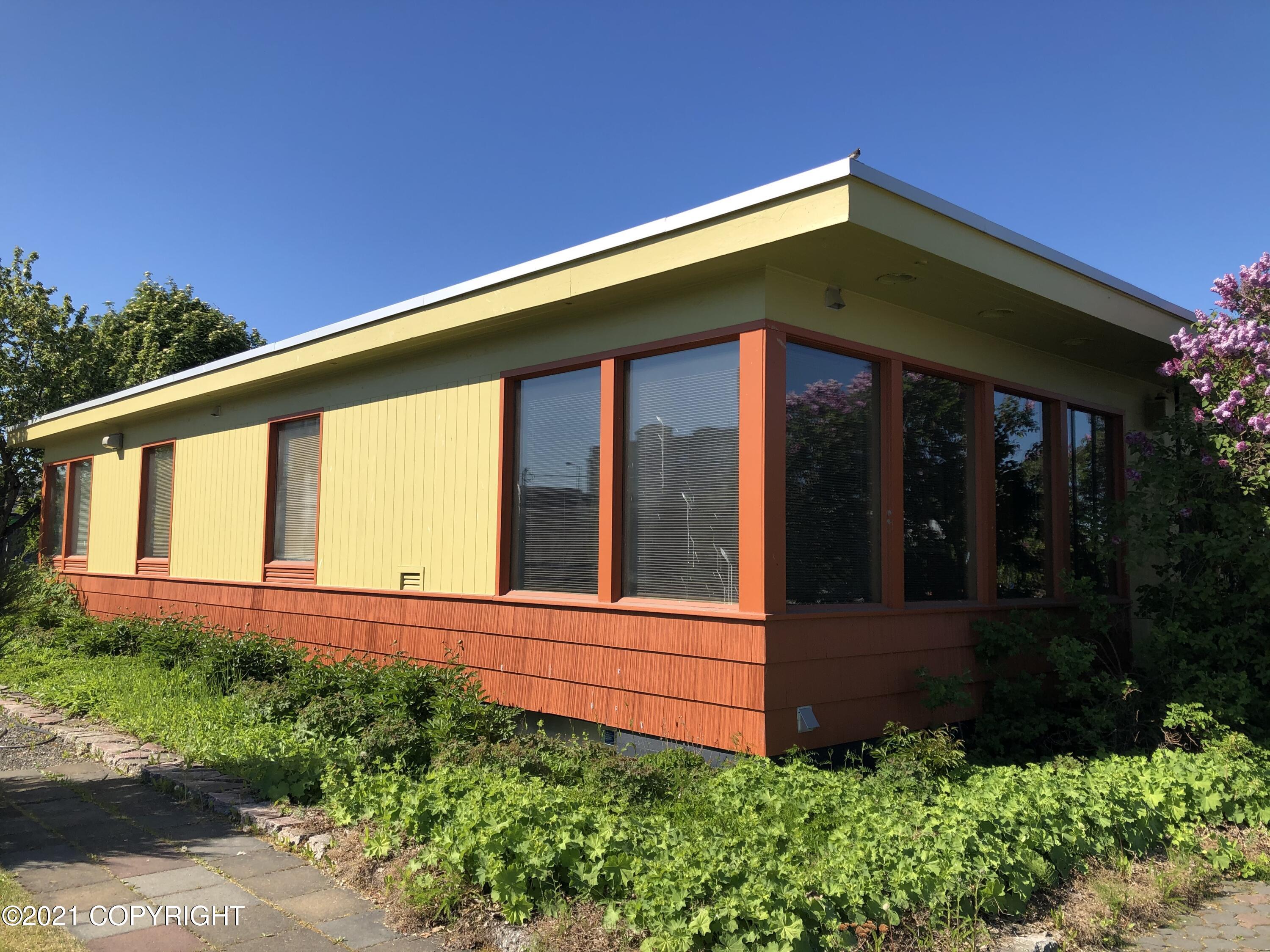 218 E 4th Avenue Property Photo 1