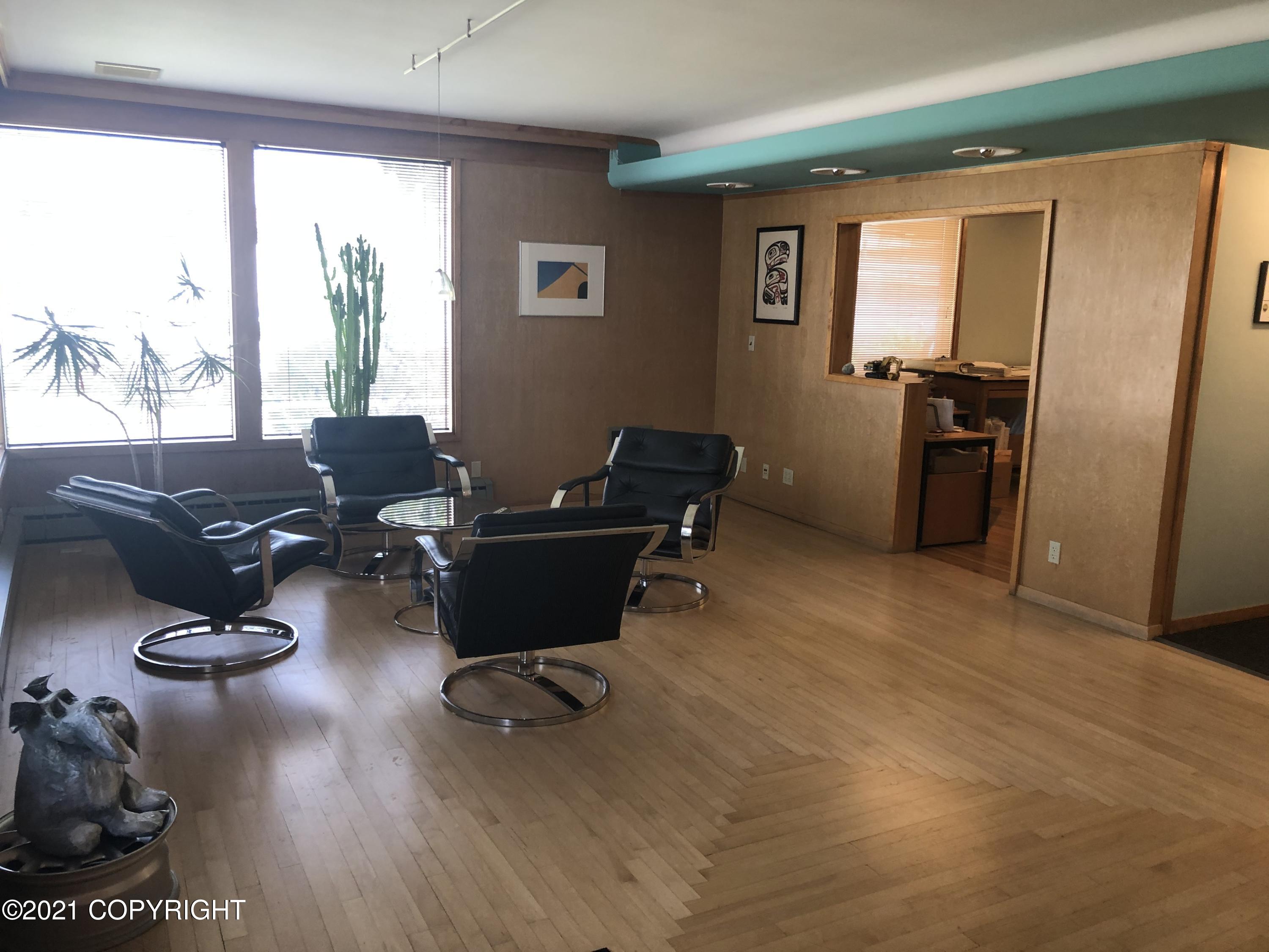 218 E 4th Avenue Property Photo 8