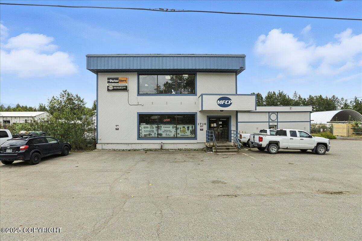 1716 N Post Road Property Photo 1