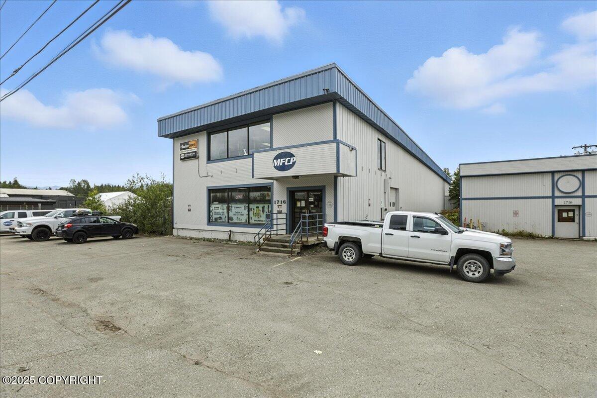 1716 N Post Road Property Photo 2