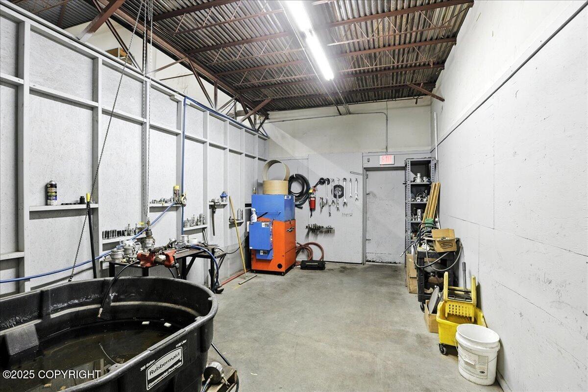 1716 N Post Road Property Photo 11