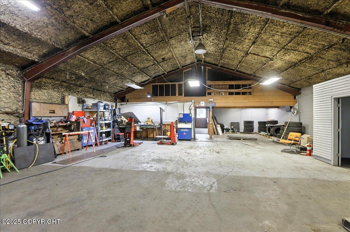 1716 N Post Road Property Photo 25