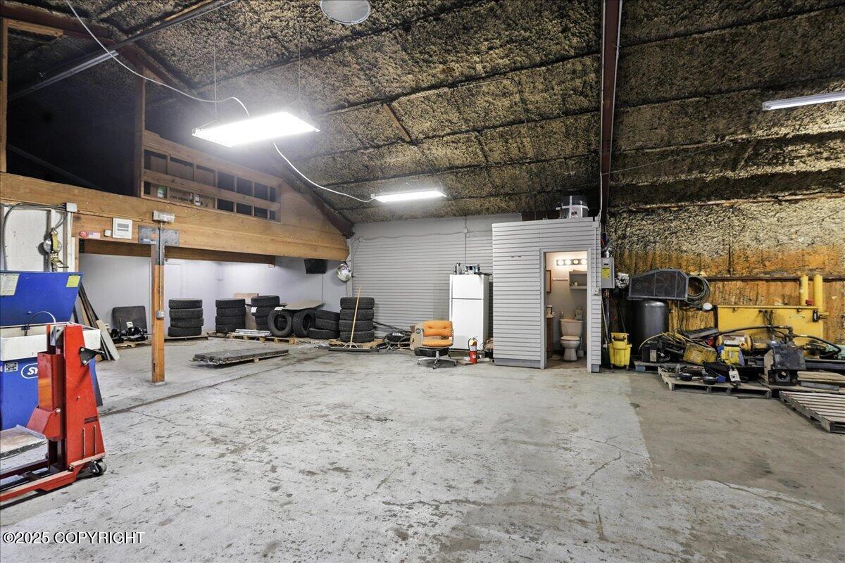 1716 N Post Road Property Photo 26
