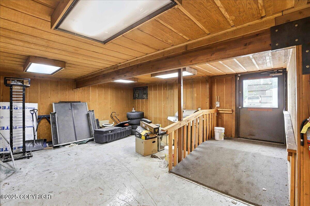 1716 N Post Road Property Photo 27