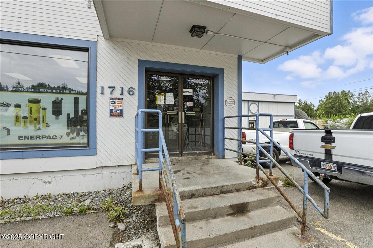 1716 N Post Road Property Photo 28
