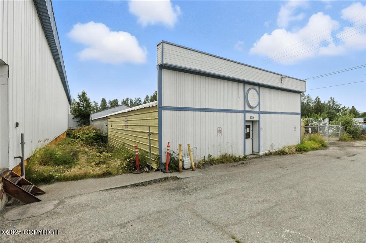 1716 N Post Road Property Photo 30