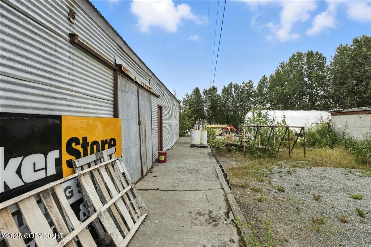 1716 N Post Road Property Photo 31