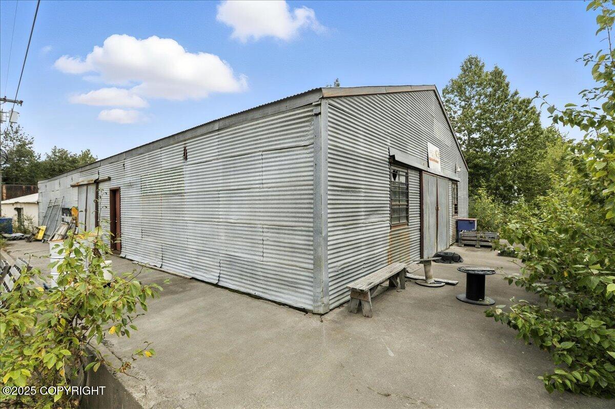 1716 N Post Road Property Photo 32