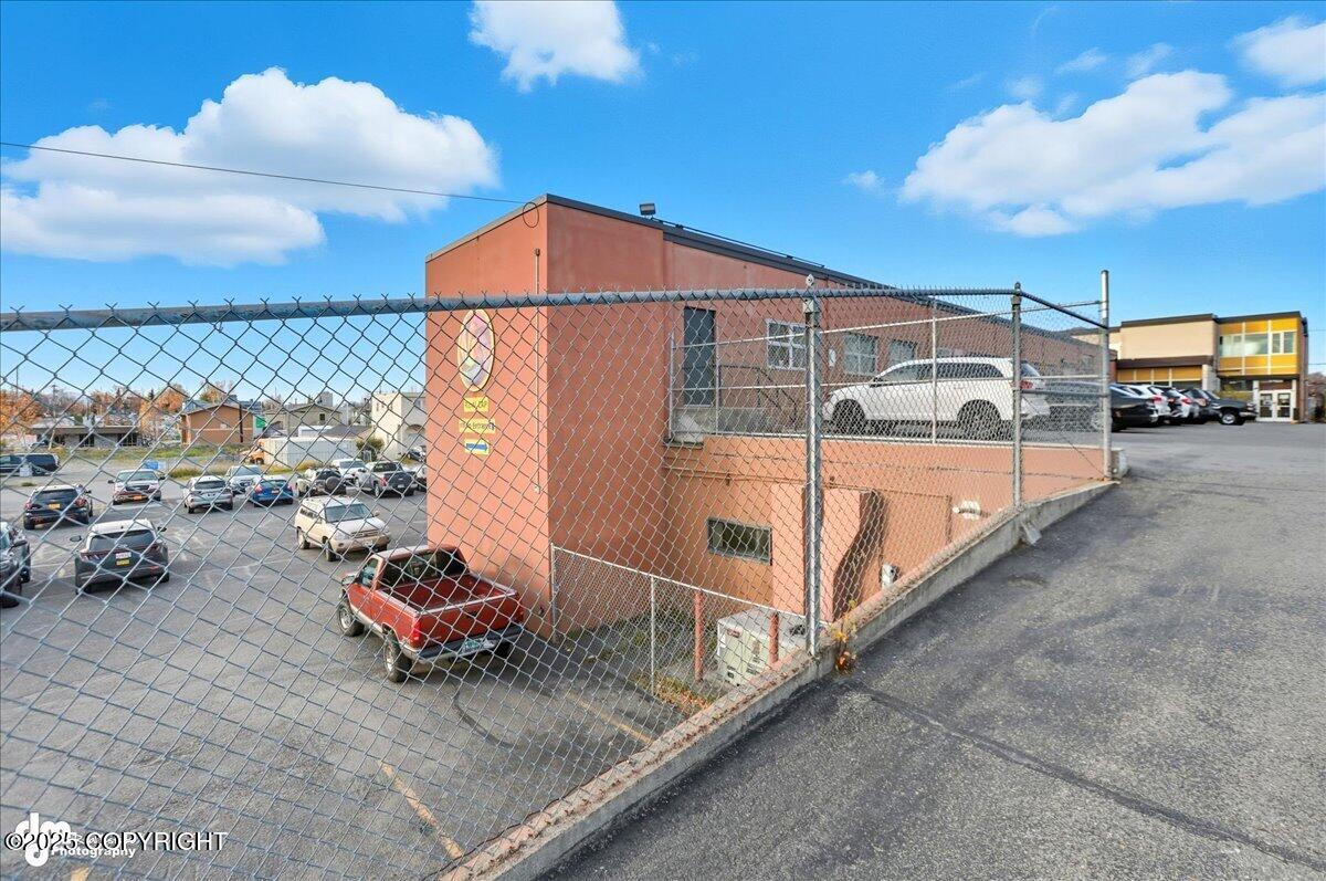 731 E 8th Avenue Property Photo 9