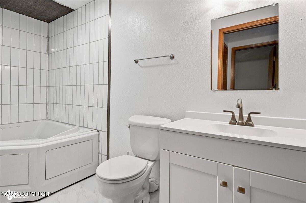 2511 W Schrock Road Property Photo 8