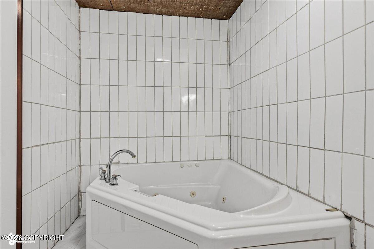 2511 W Schrock Road Property Photo 9
