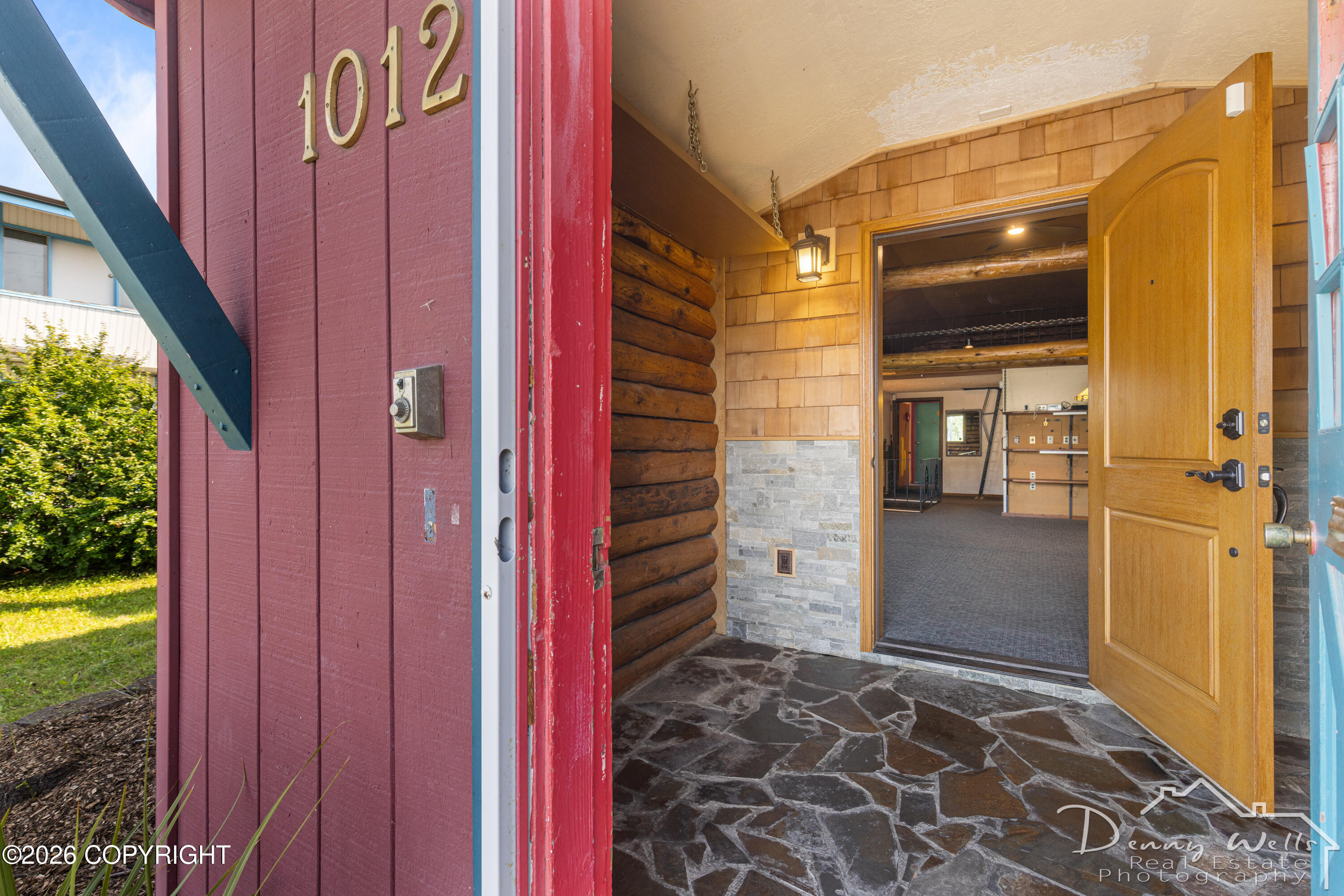 1012 E 9th Avenue Property Photo 3