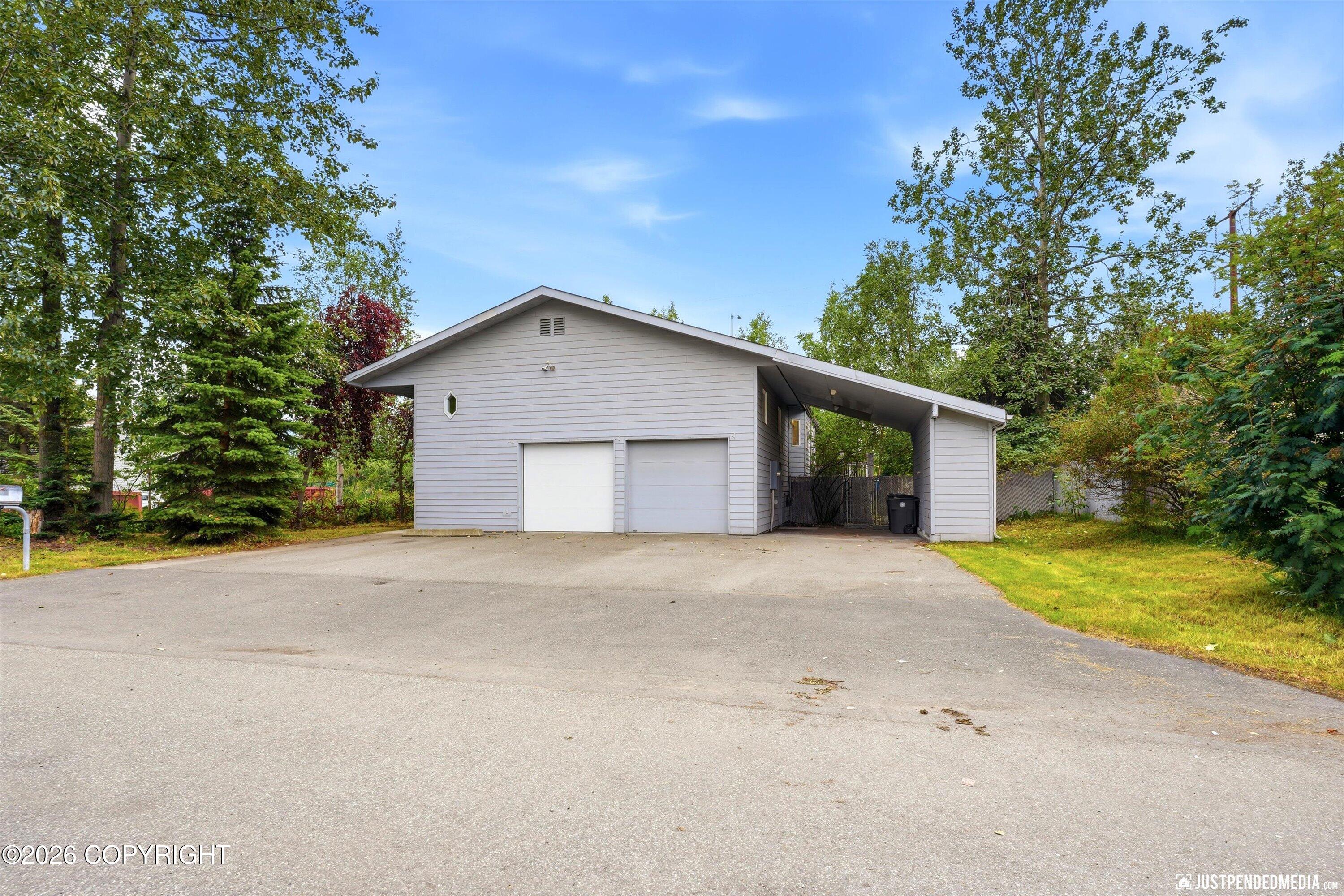 2730 Glacier Street Property Photo 3