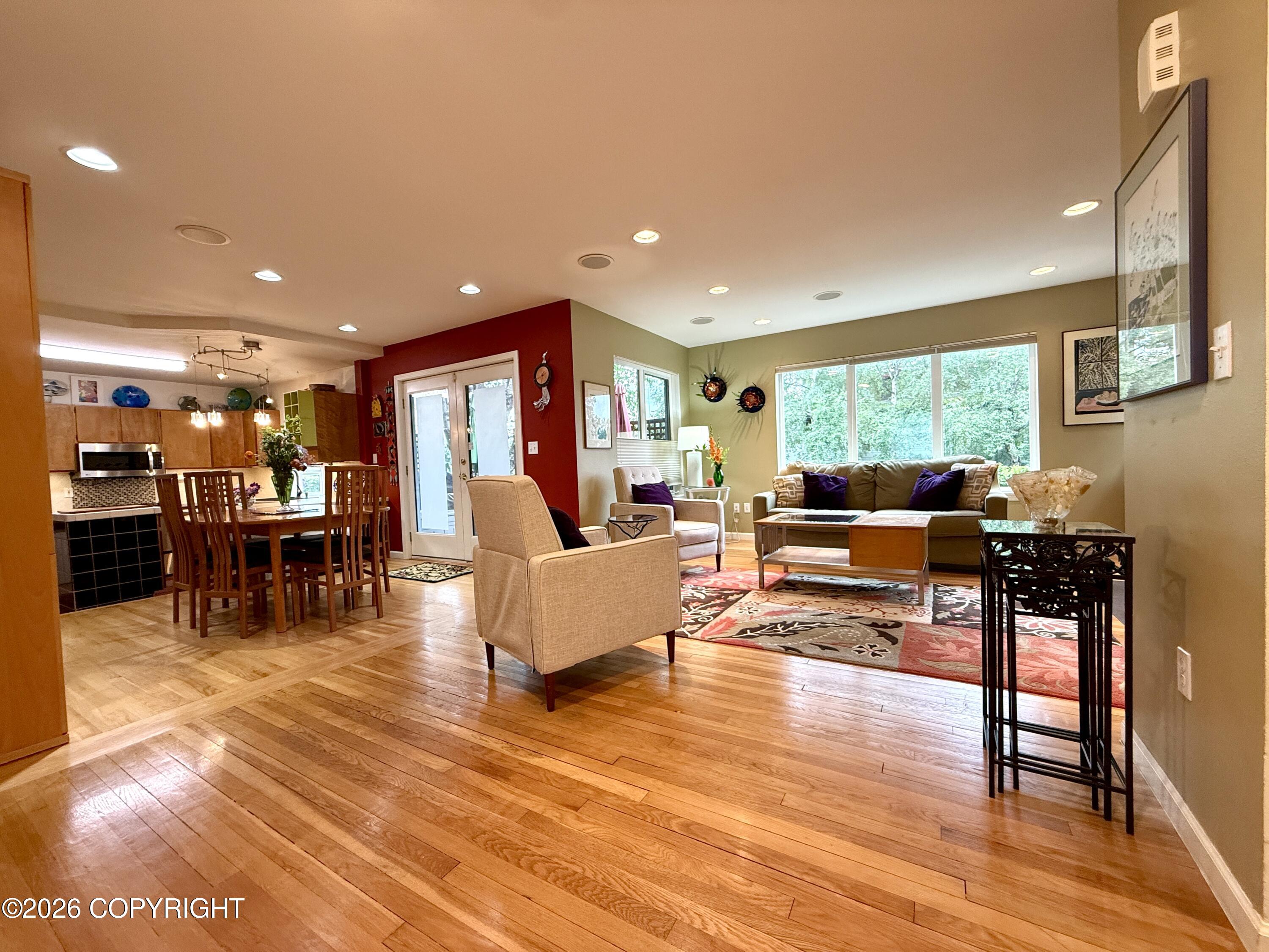 543 W 12th Avenue Property Photo 8