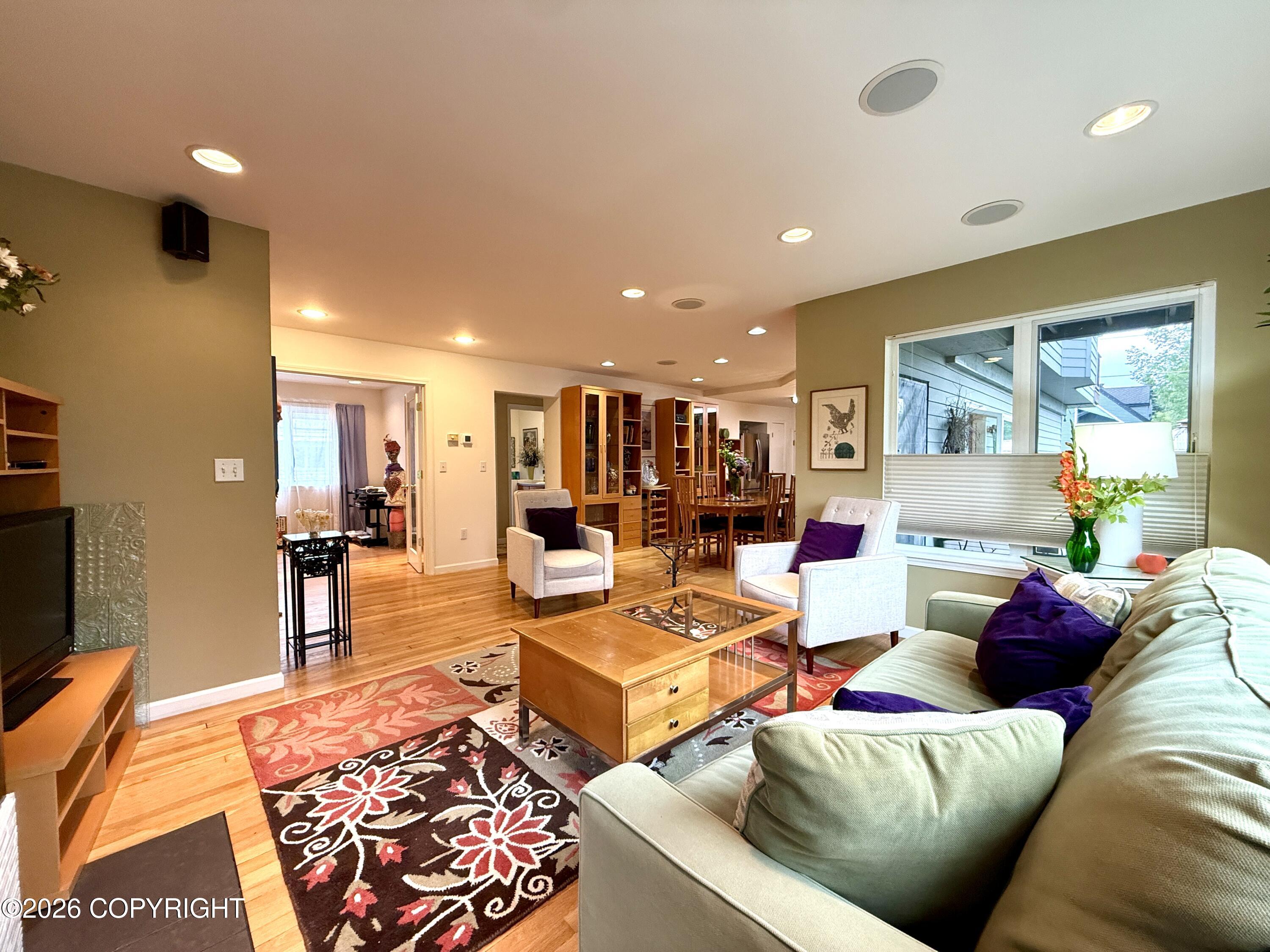 543 W 12th Avenue Property Photo 9