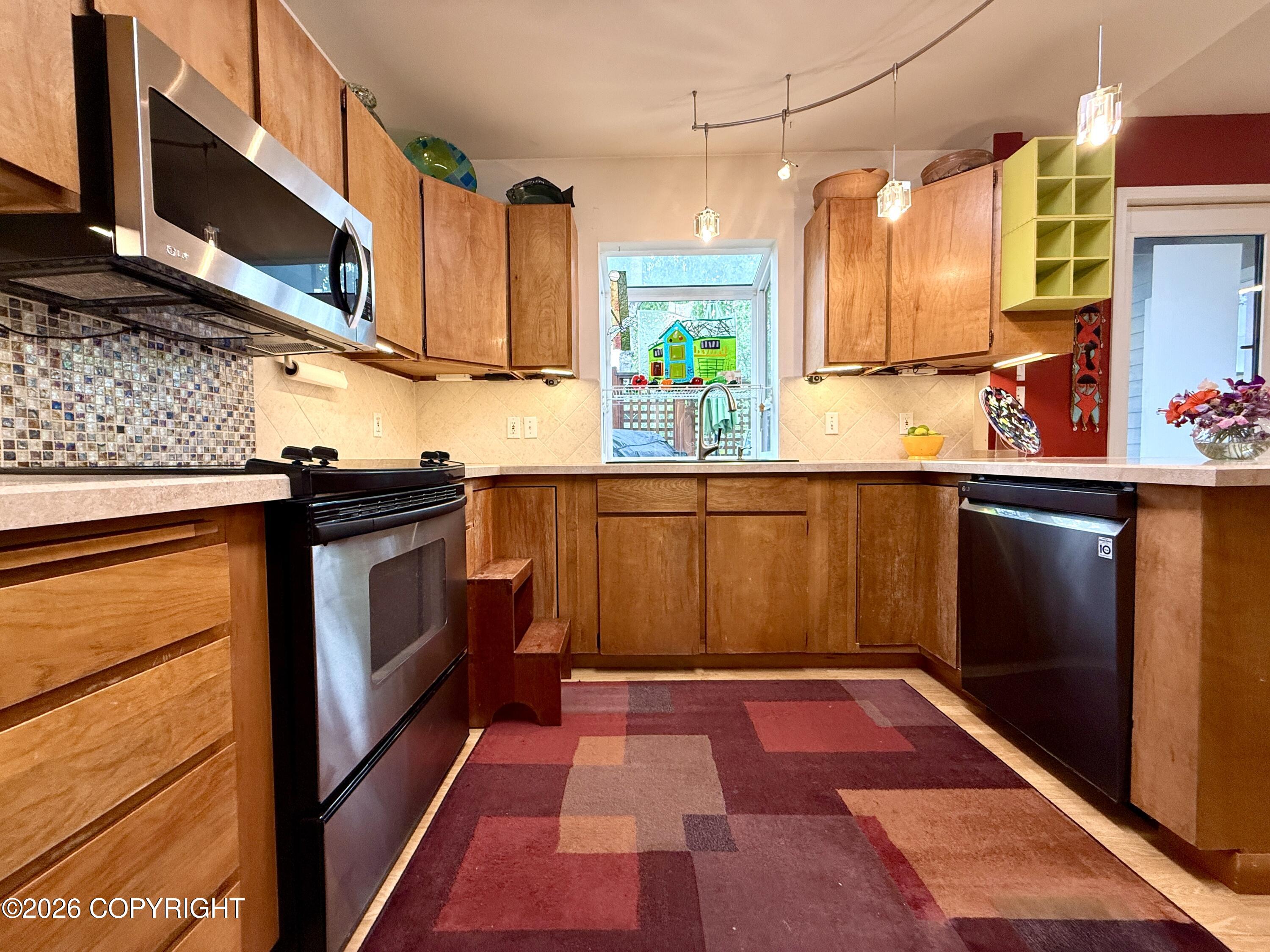 543 W 12th Avenue Property Photo 14