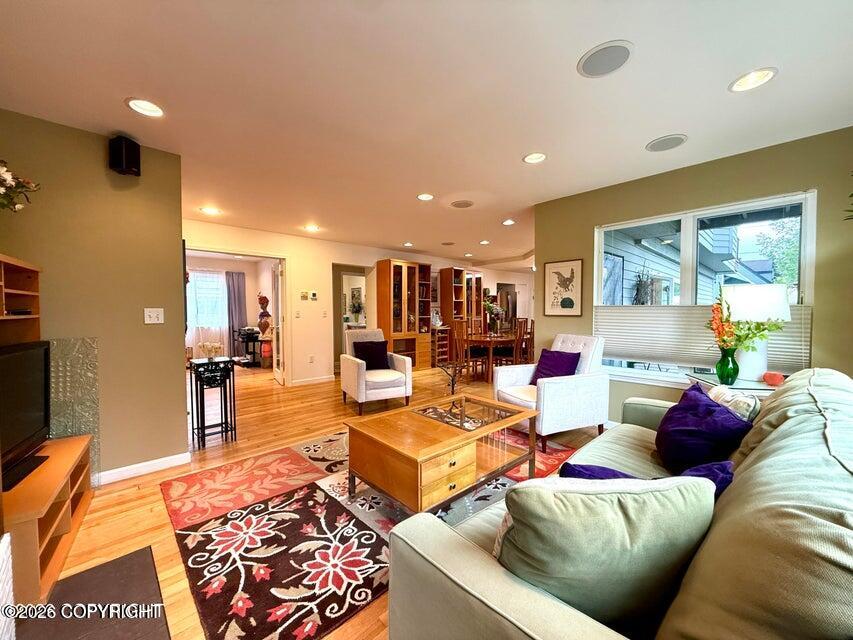 543 W 12th Avenue Property Photo 9