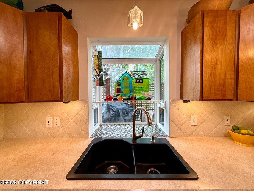 543 W 12th Avenue Property Photo 18