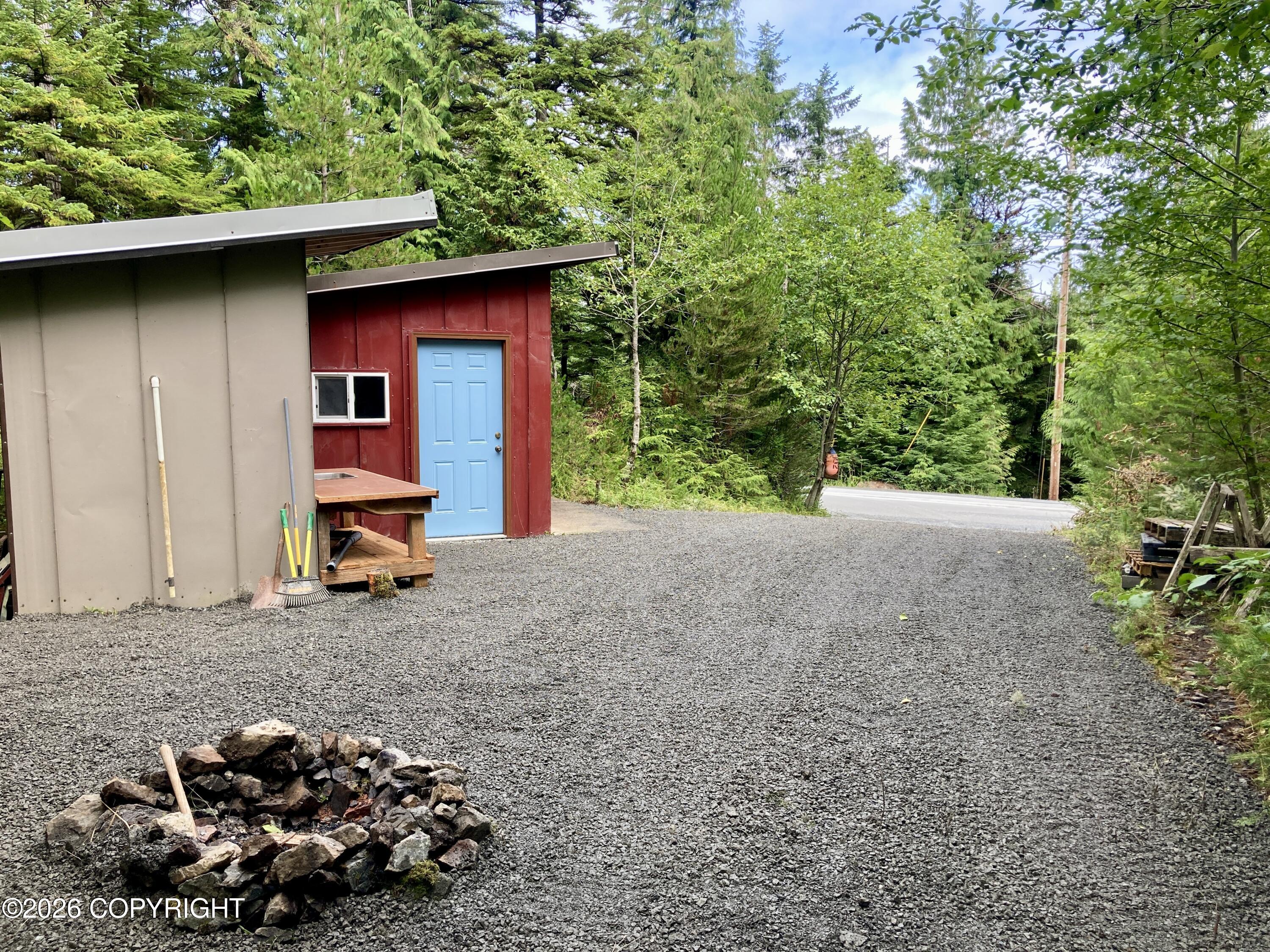 240 Se Logger's Lane Property Photo 3