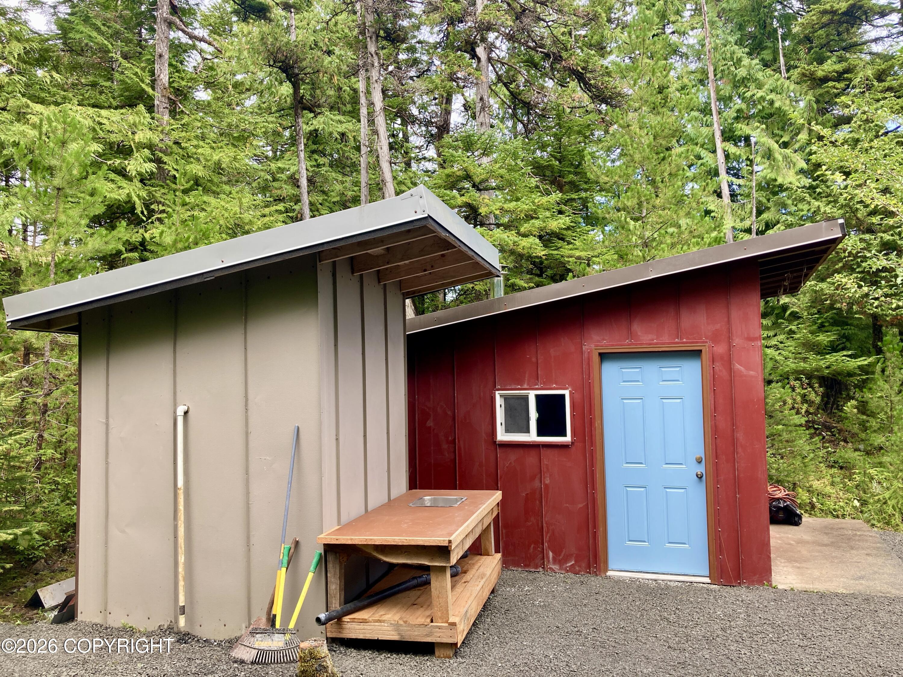 240 Se Logger's Lane Property Photo 4