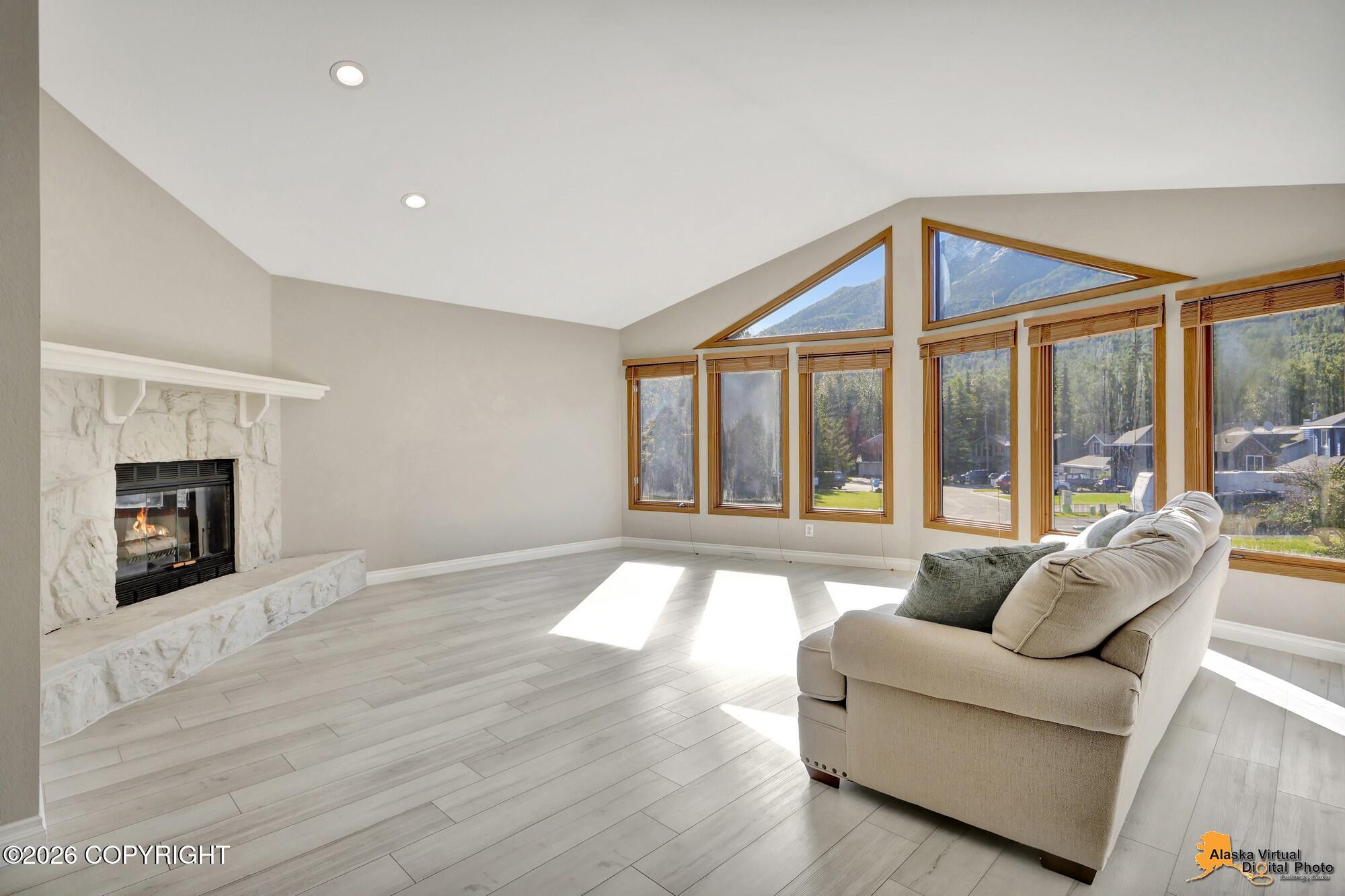 18583 Mills Bay Drive Property Photo 3
