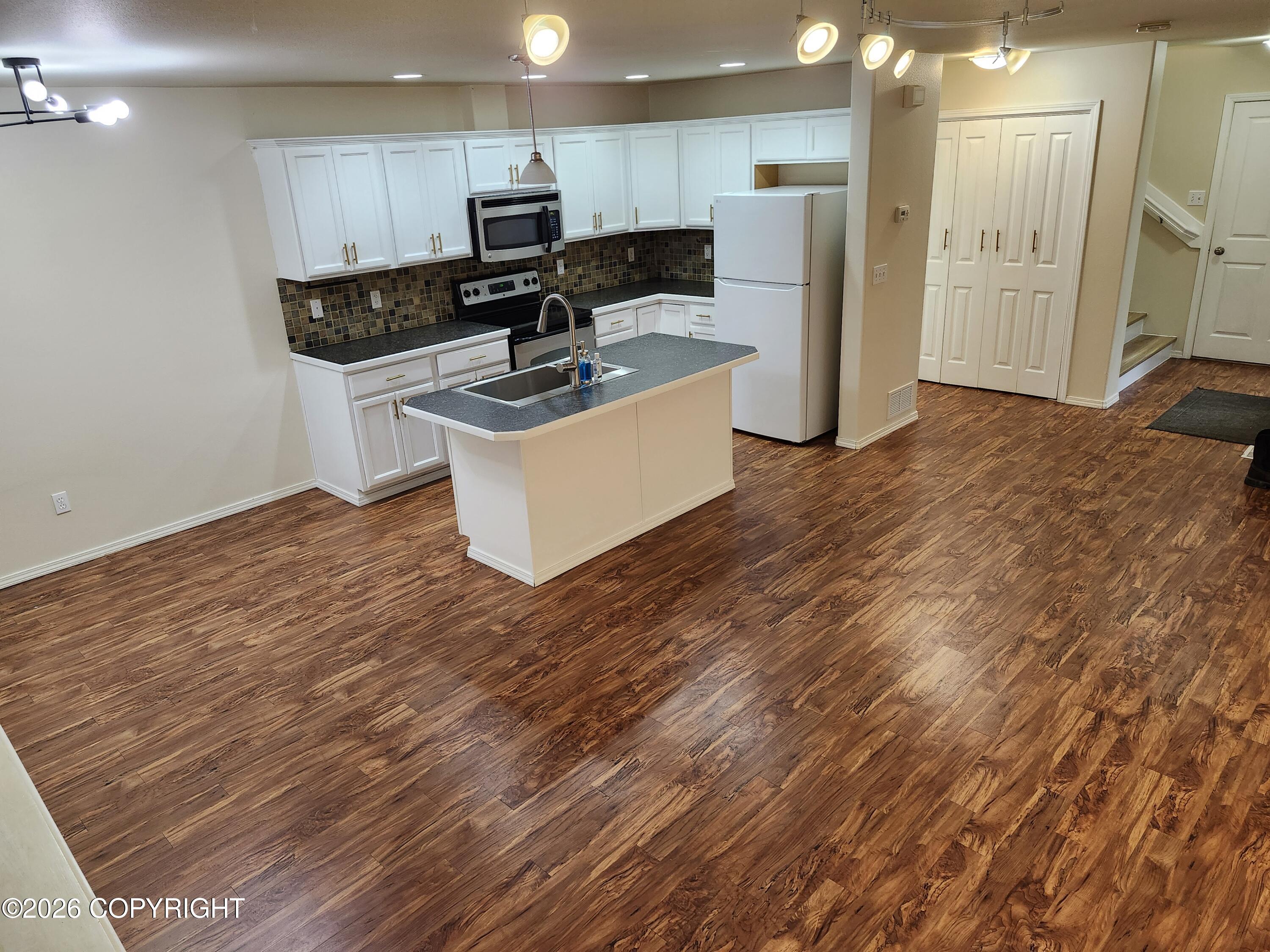 2431 Hillbrook Circle Property Photo 2